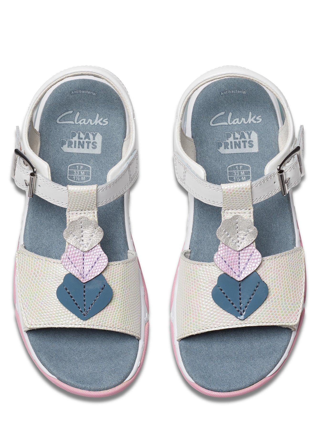 clarks-osian-charm-k-whiteoutfit