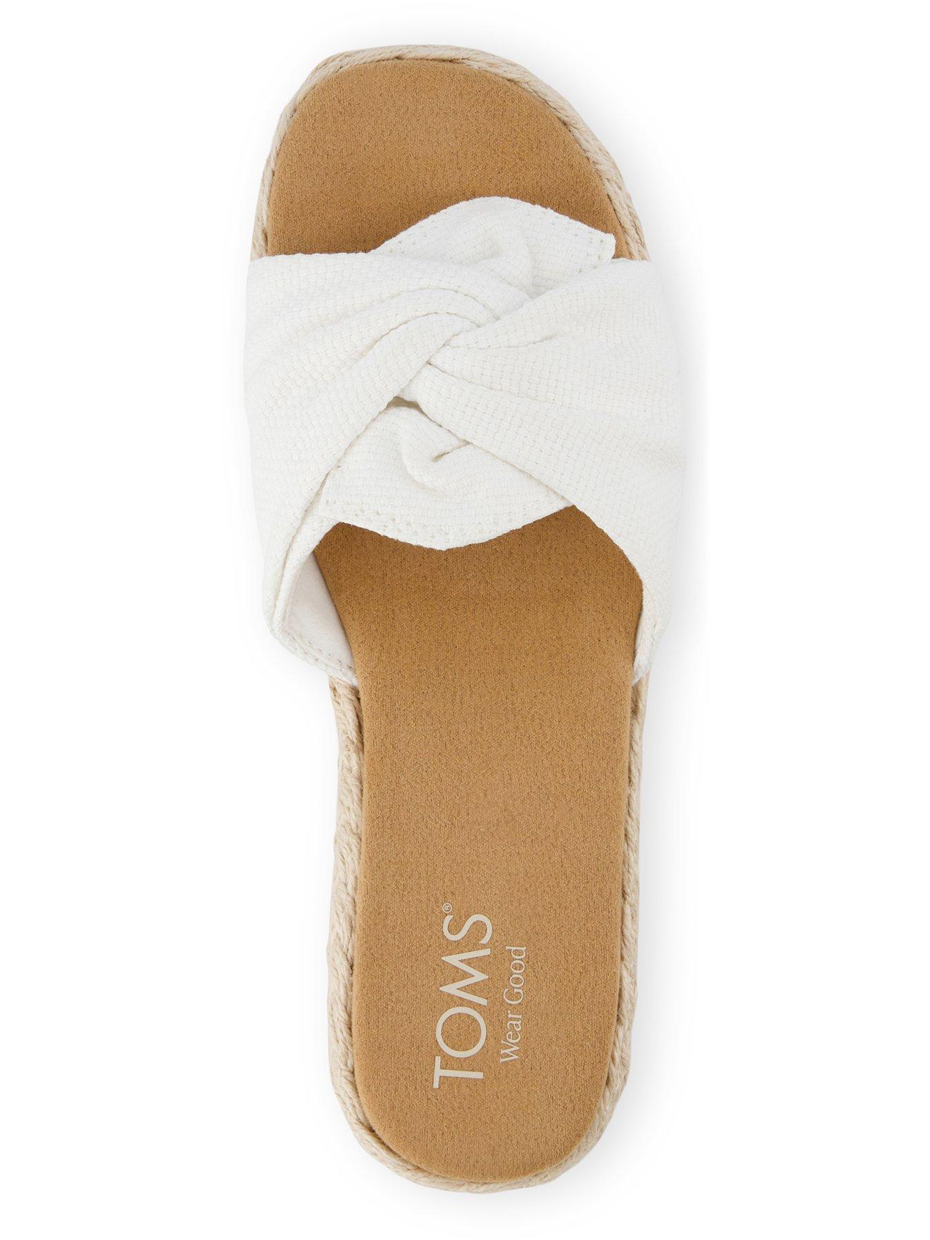 toms-abby-sliders-light-naturaloutfit
