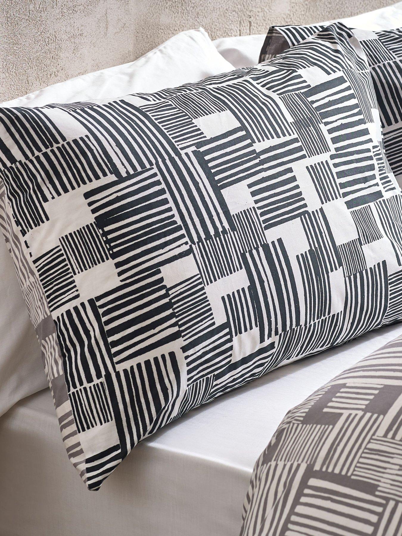 catherine-lansfield-blocks-duvet-cover-setdetail