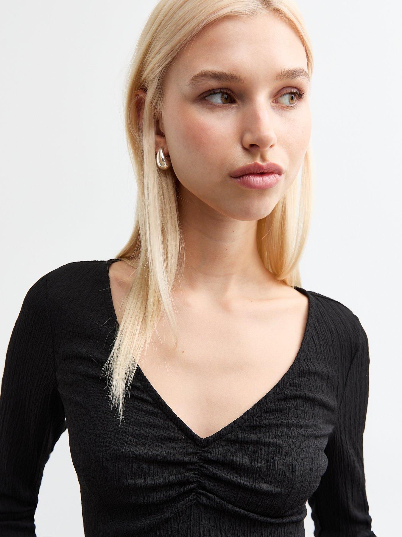 new-look-black-textured-v-neck-topoutfit