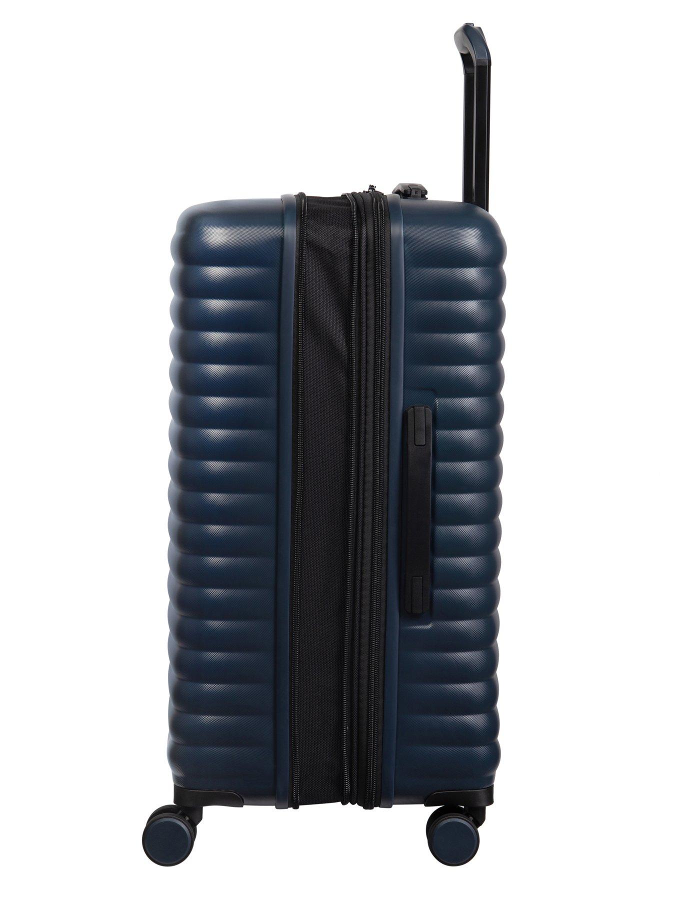 it-luggage-speedbump-navy-blue-medium-suitcaseoutfit