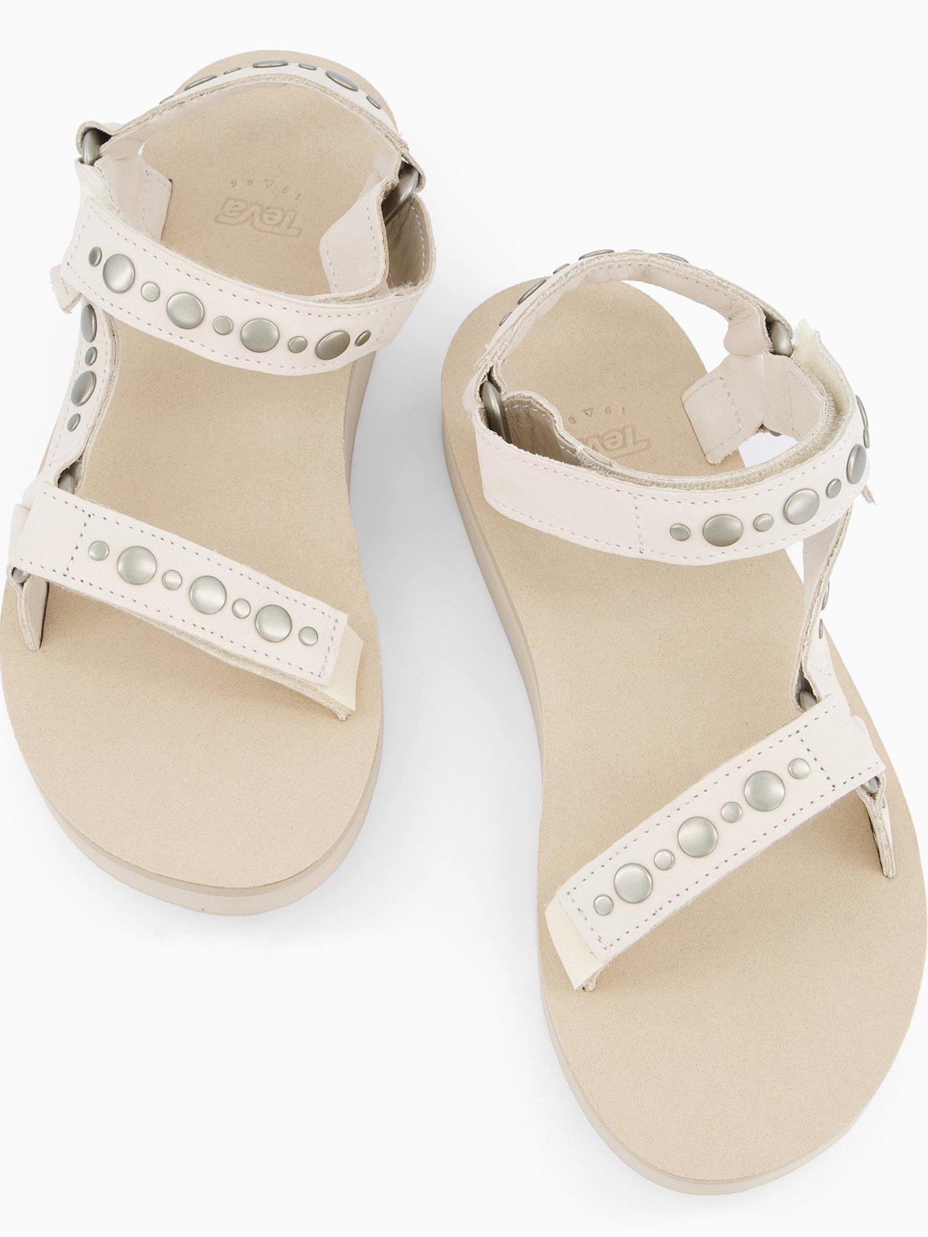 teva-midform-universal-studded-sandals-beigeoutfit