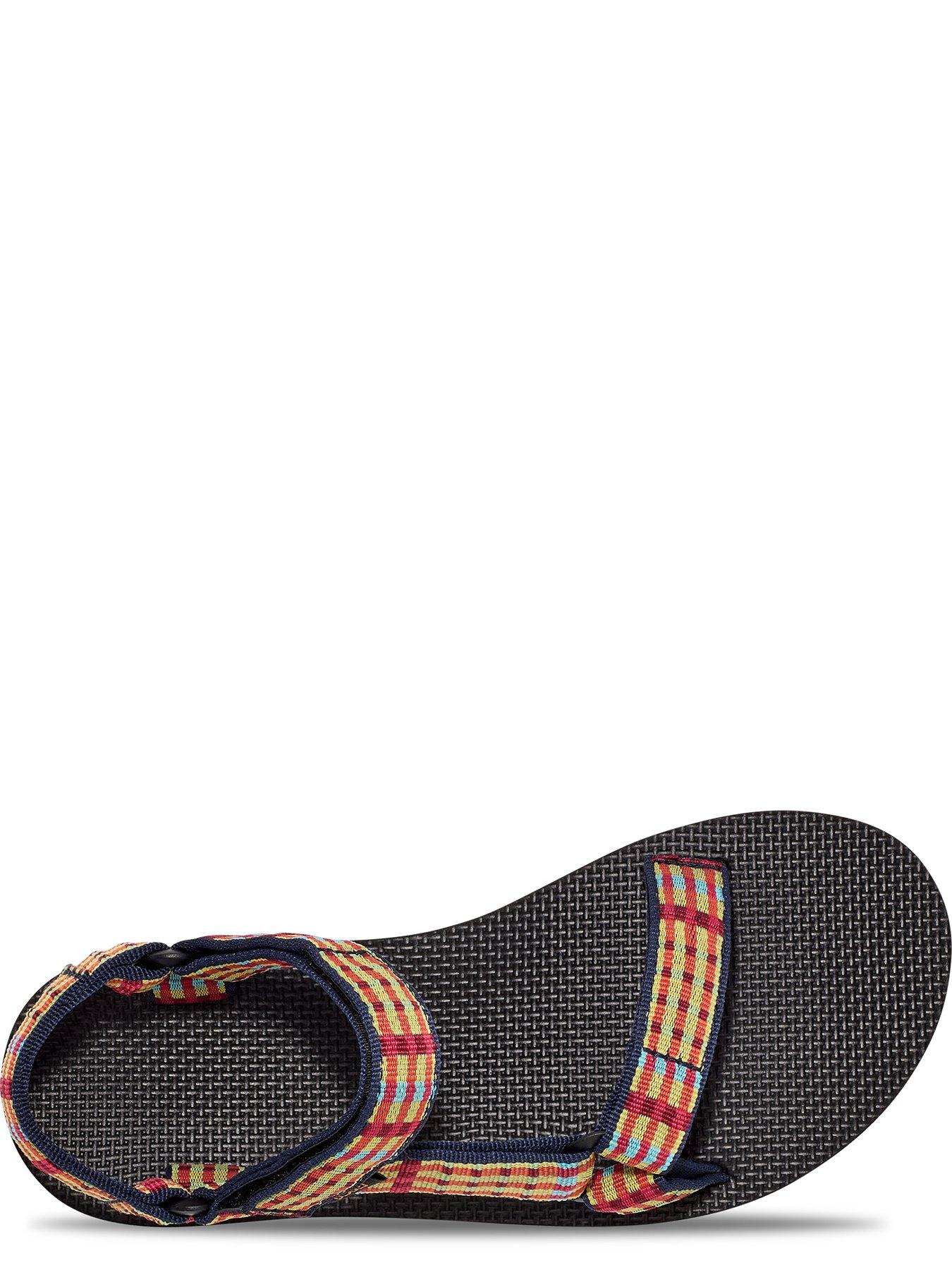 teva-flatform-universal-yellowoutfit