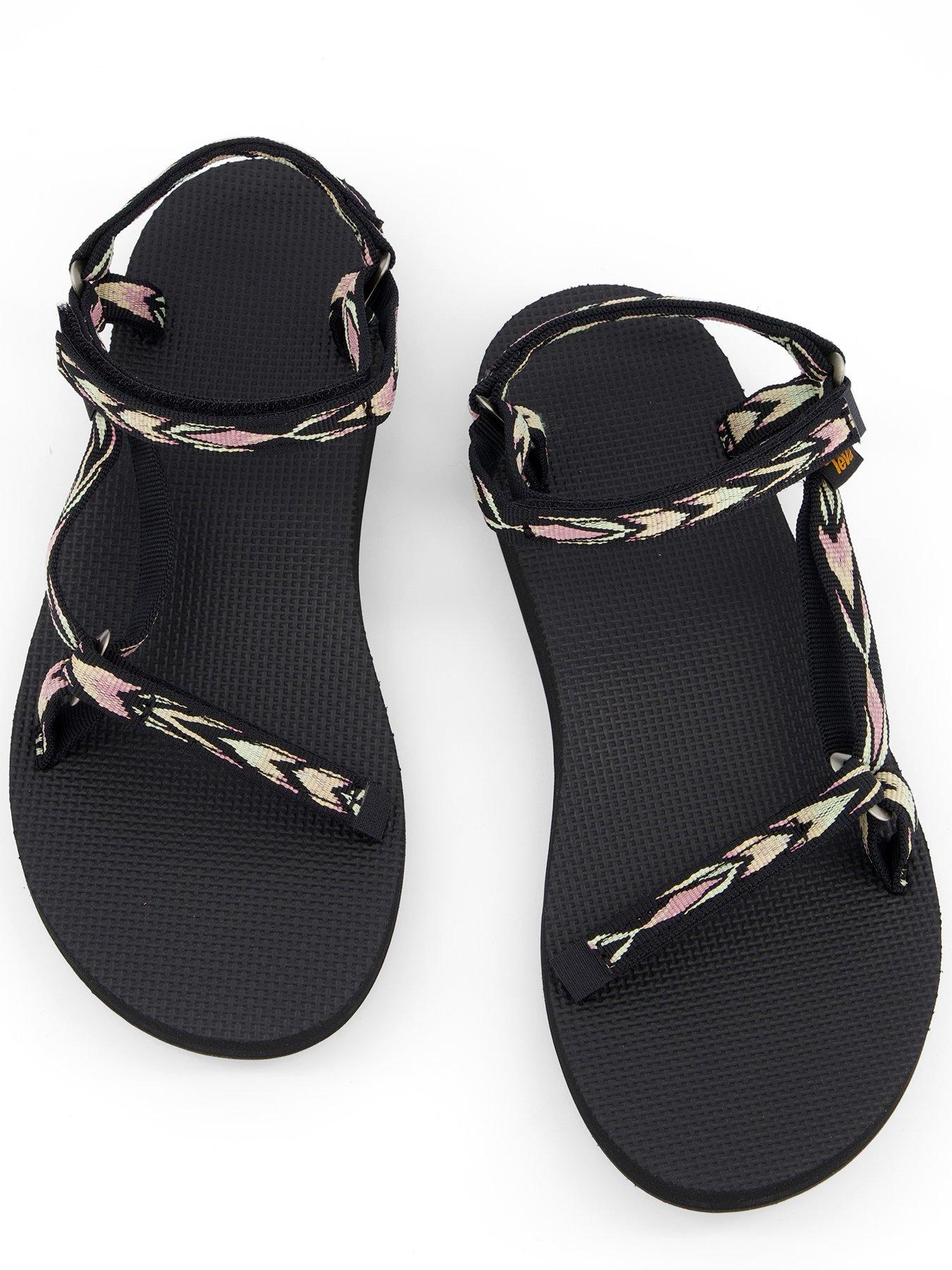 teva-original-universal-slim-blackoutfit