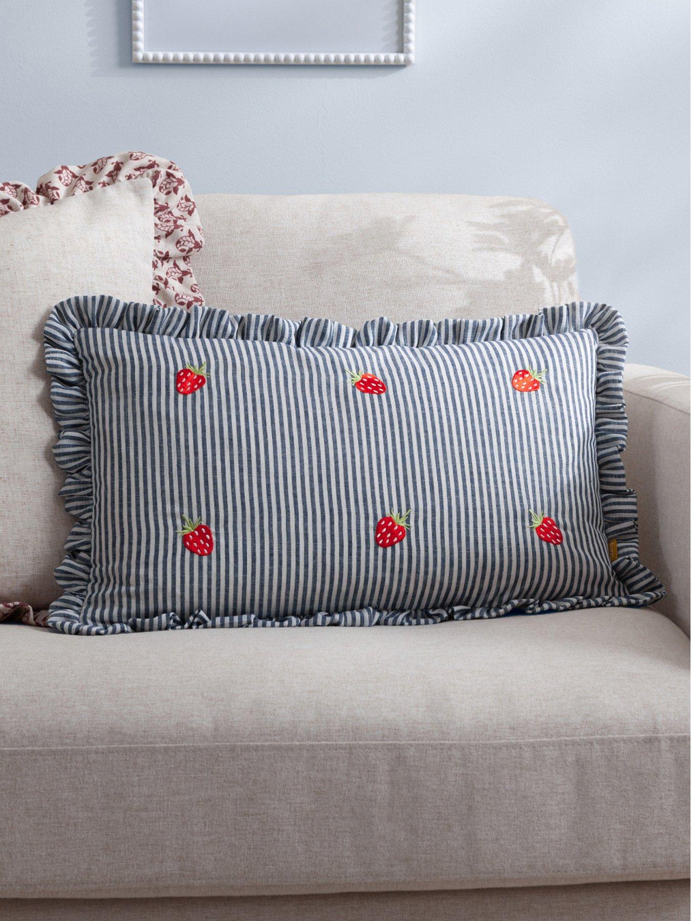 undefined Les Fruites Strawberries Cushion – 30 x 50 cm