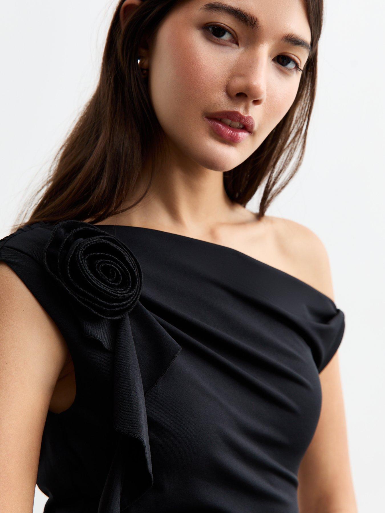 Image 4 of 4 of New Look Off The Shoulder Cropped Top - Black