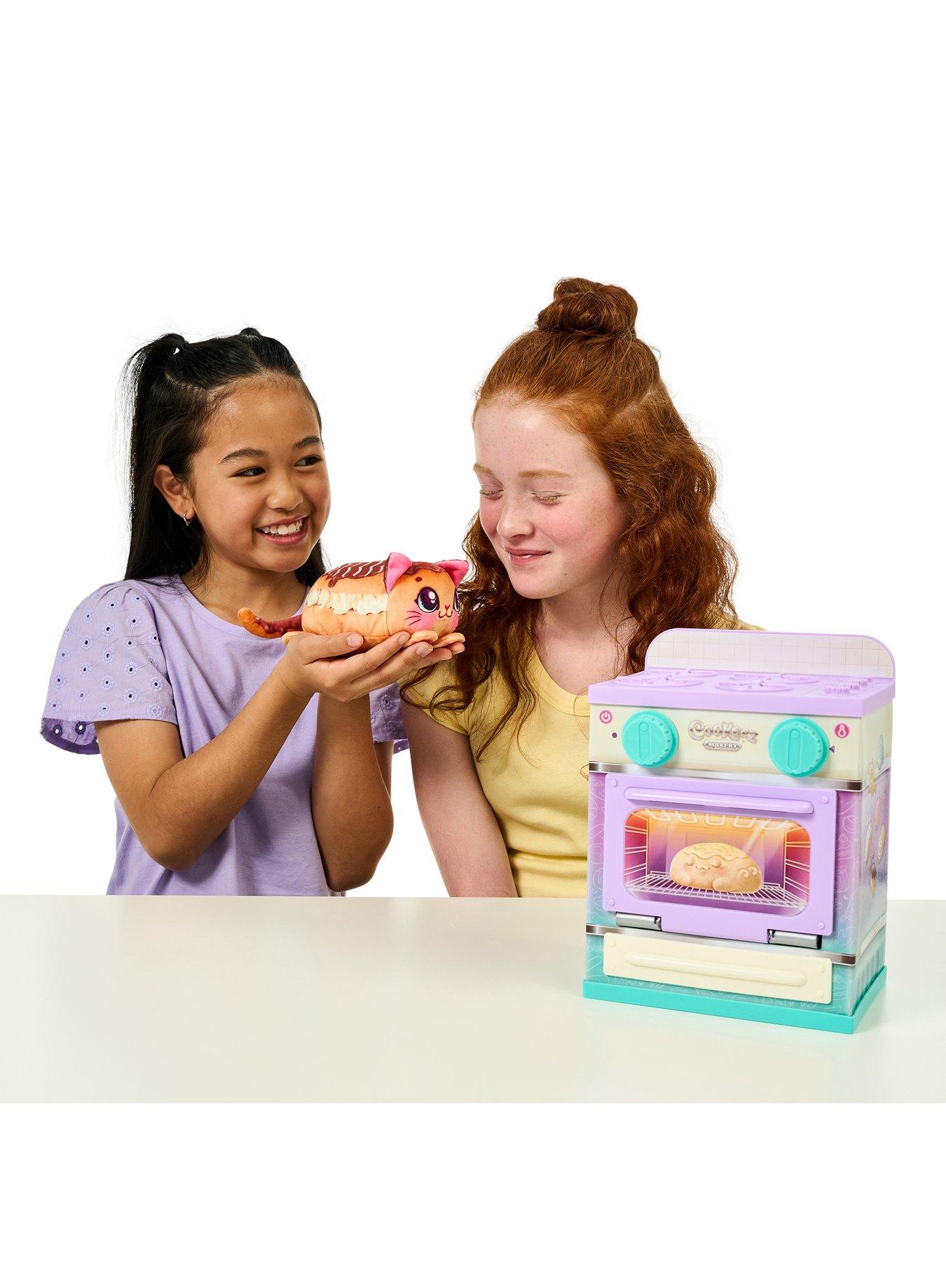 Image 5 of 7 of Cookeez Makery Lil Bakez Mix &amp; Make a Surprise Bake.