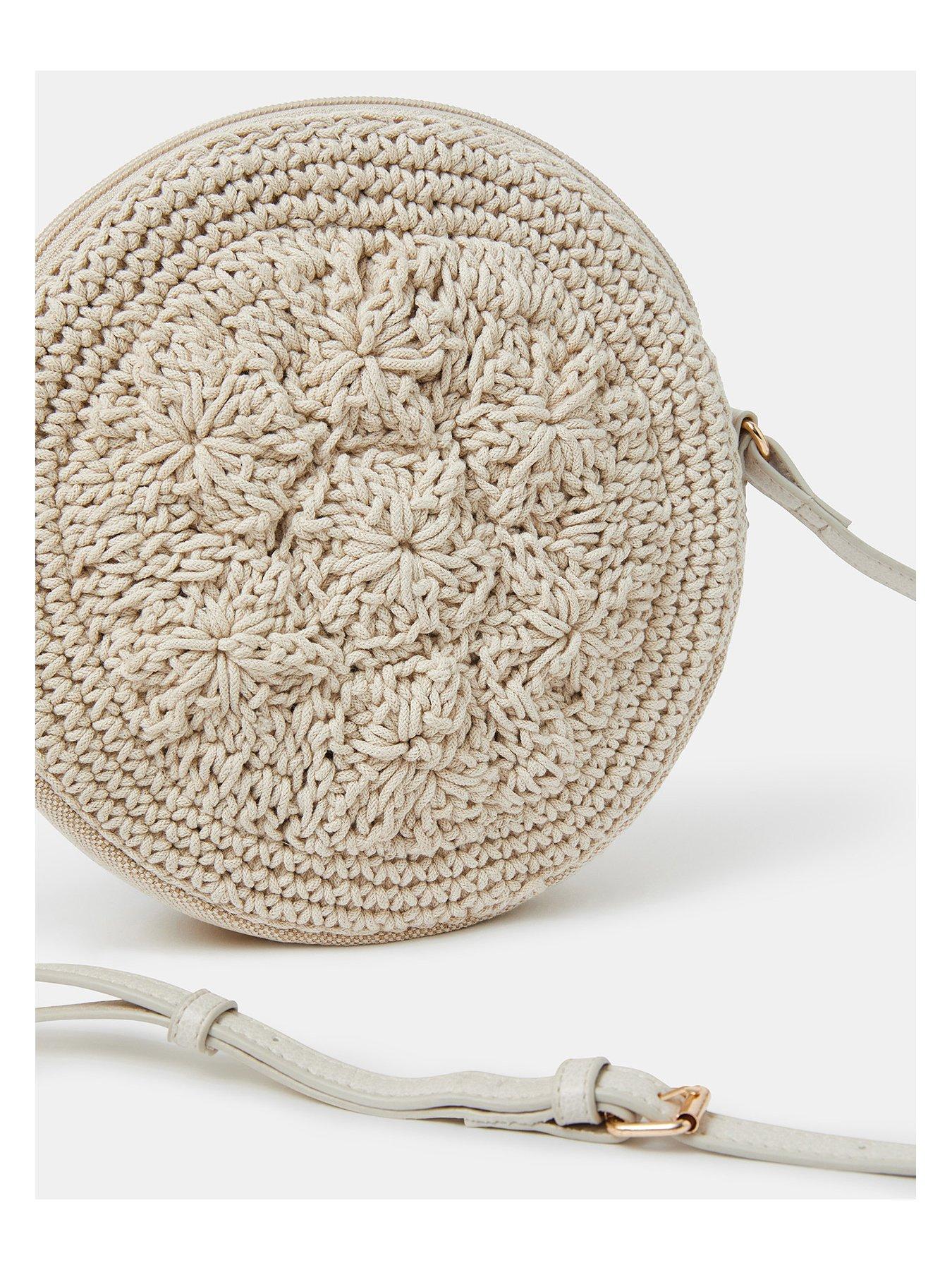 accessorize-mila-macrame-circle-creamoutfit