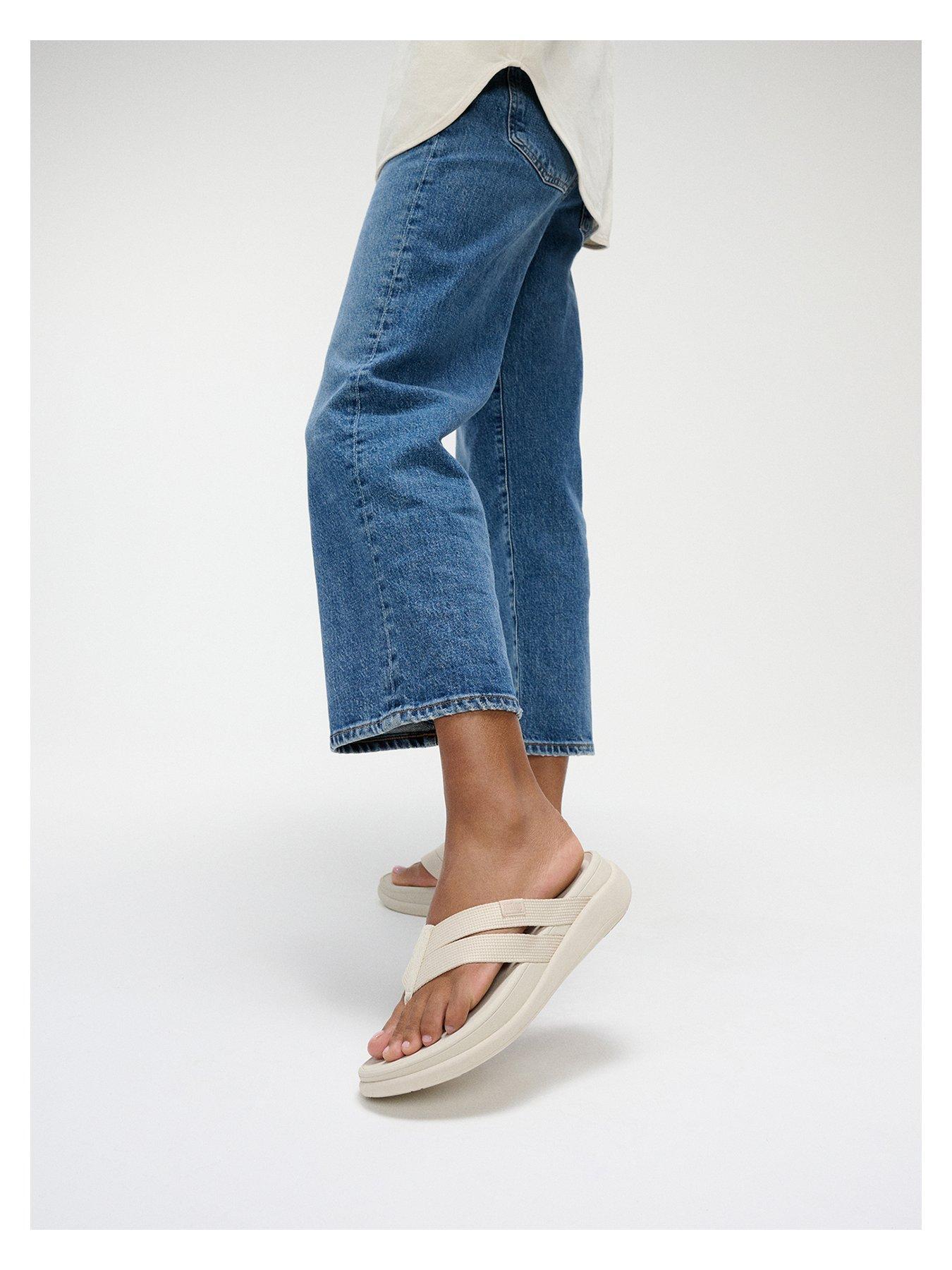 fitflop-f-mode-go-webbing-flatform-strappy-flip-flops-beigedetail