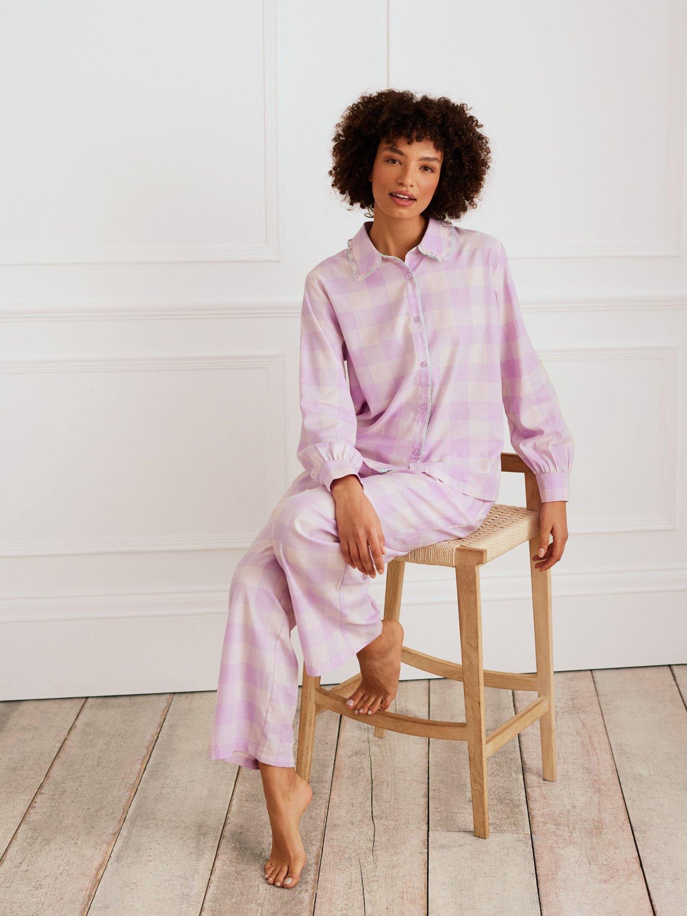 chelsea-peers-chelsea-peers-long-button-up-set-in-woven-organic-cotton-with-ruffle-collar-lilac-ginghamoutfit