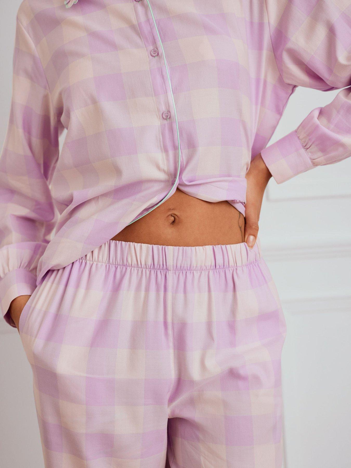 chelsea-peers-chelsea-peers-long-button-up-set-in-woven-organic-cotton-with-ruffle-collar-lilac-ginghamdetail