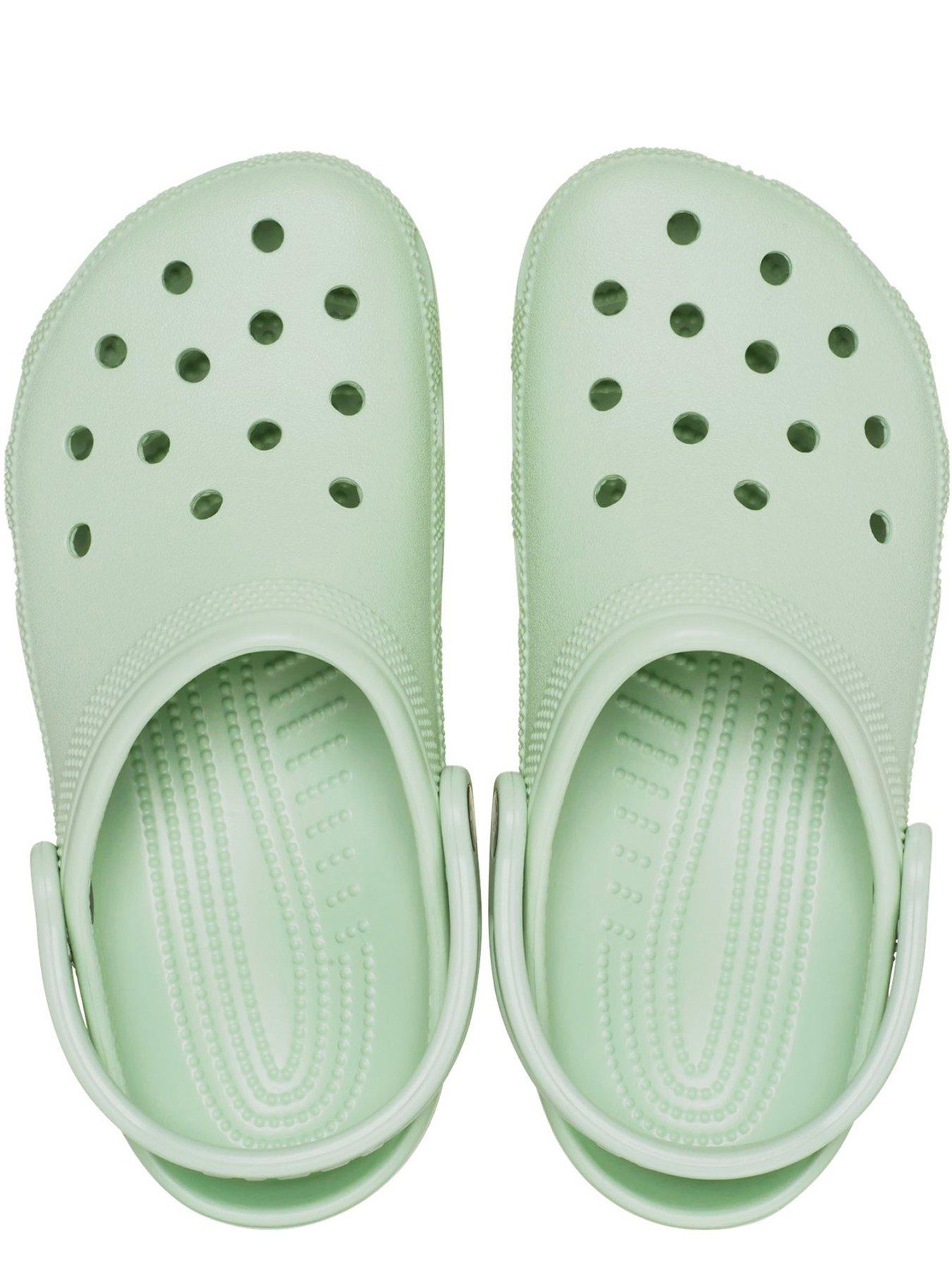 crocs-crocs-classic-clog-sandaloutfit