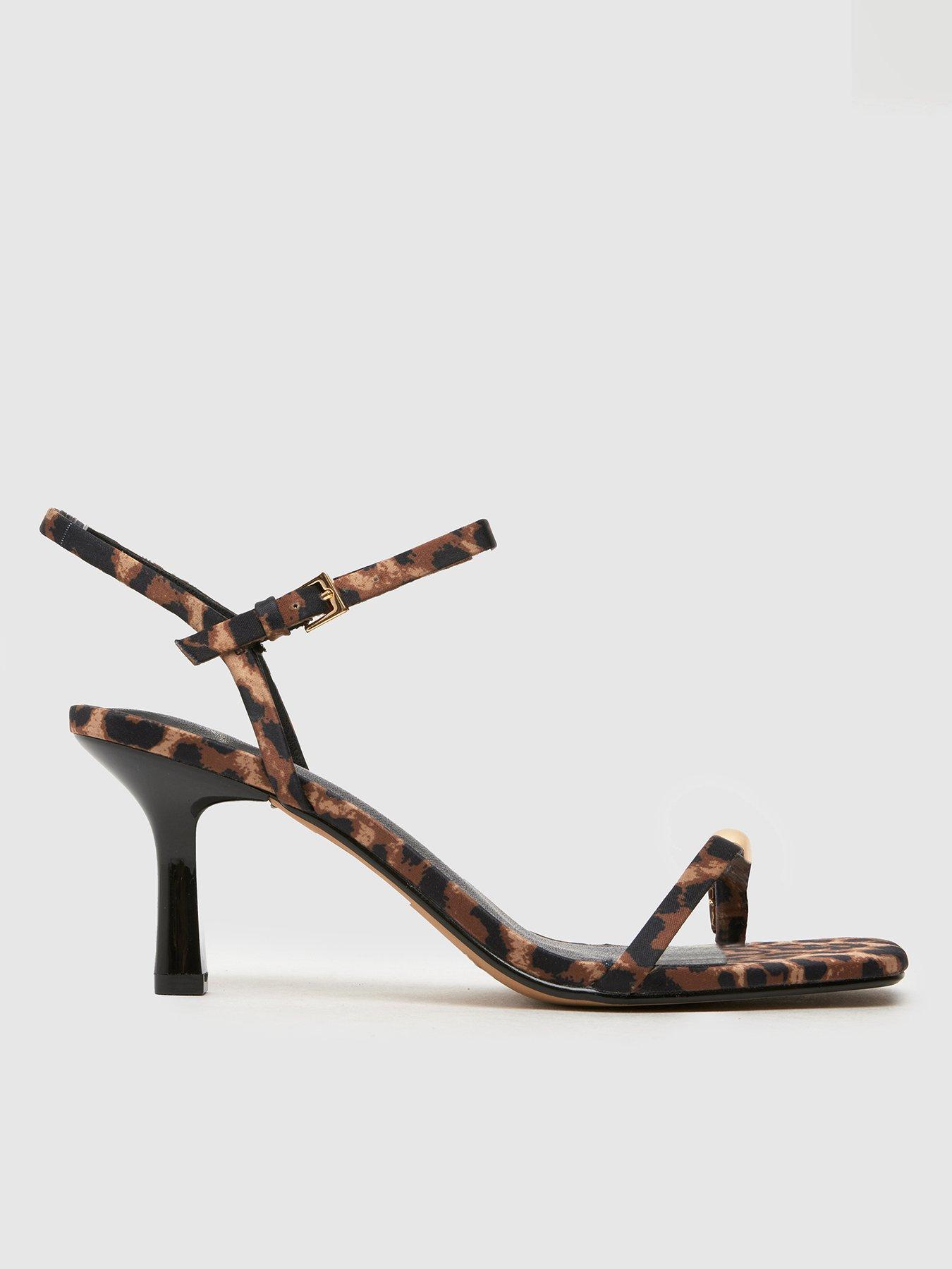 schuh-susie-metal-toe-loop-heeled-sandal-leopard-print