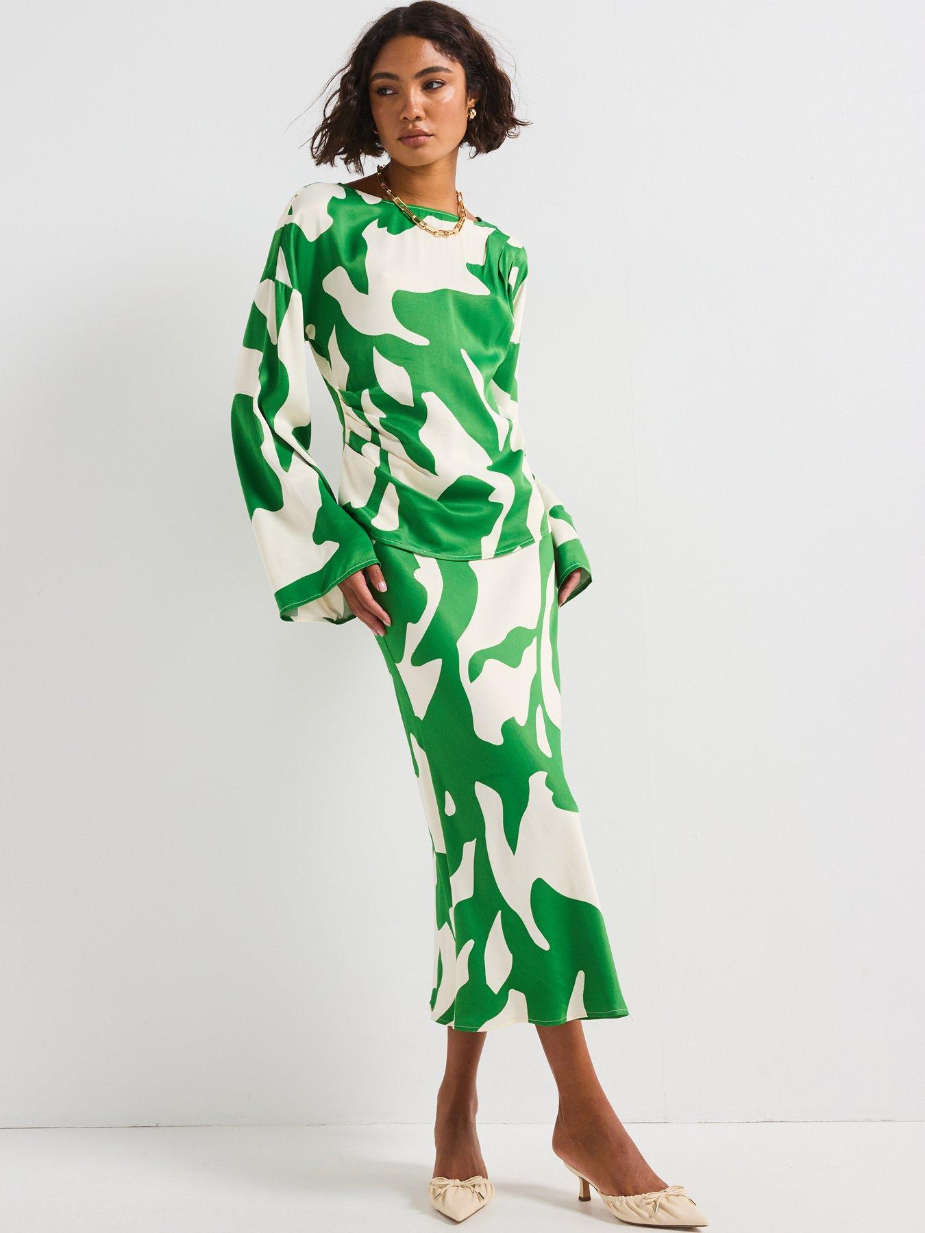 Image 3 of 6 of Rouge Printed Flare Sleeve Top - Green