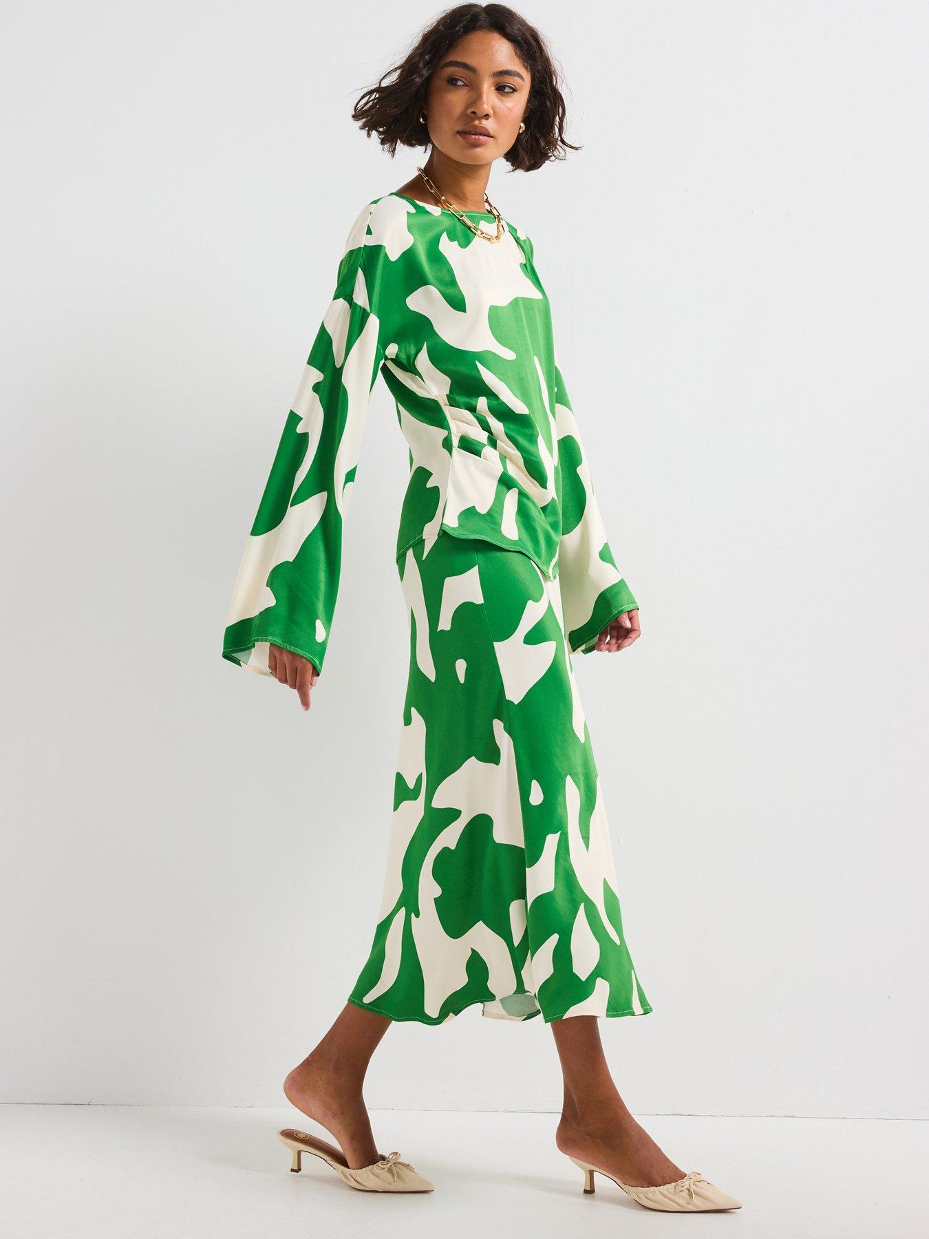 Image 4 of 6 of Rouge Printed Flare Sleeve Top - Green