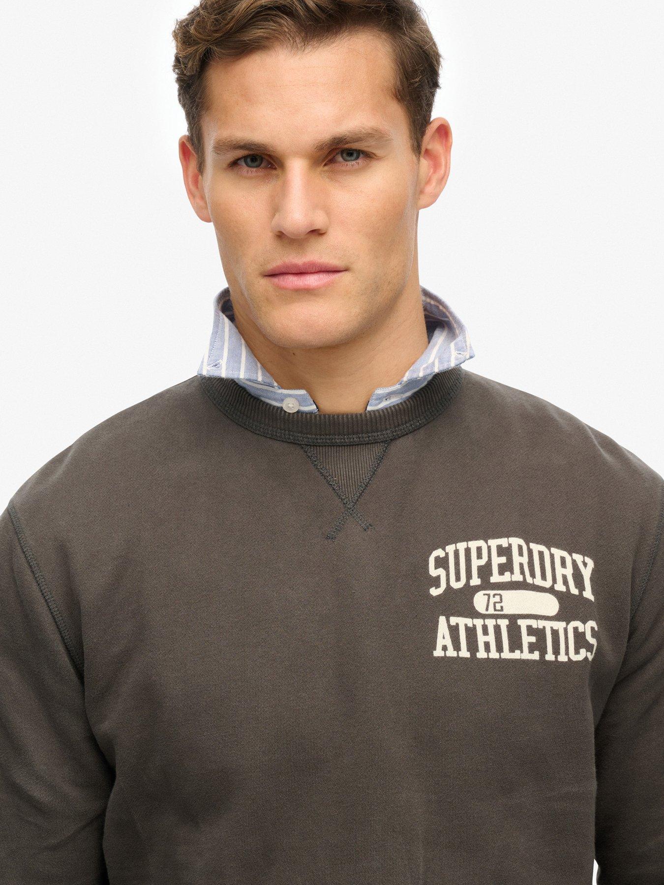 superdry-athletic-essential-crew-sweatshirt-dark-greyoutfit