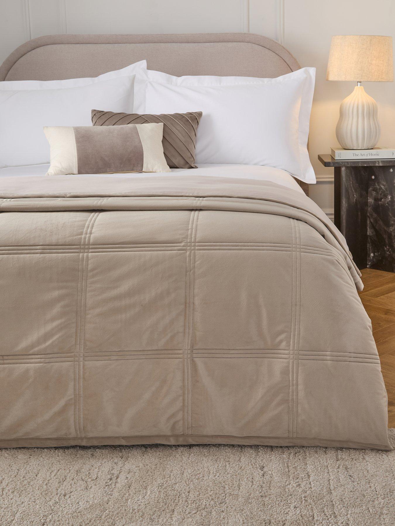 Very Home Luxe Velvet Bedspread 165 x 240 cm - Champagne