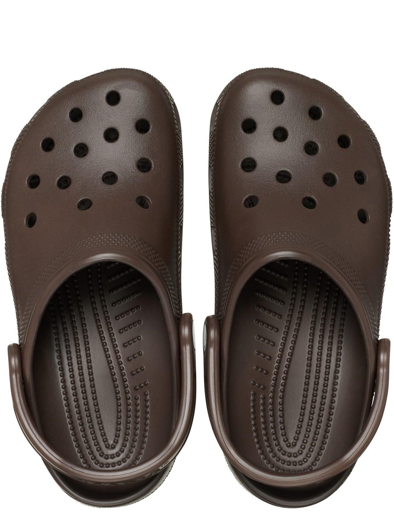 crocs-classic-clog-brownoutfit