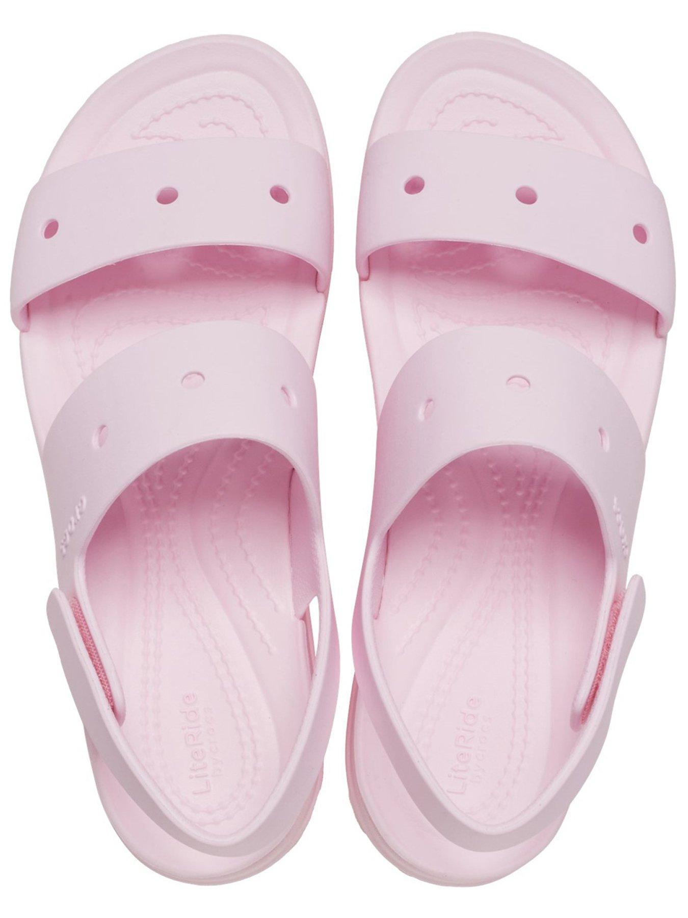 crocs-brooklyn-4u-sandal-pinkoutfit