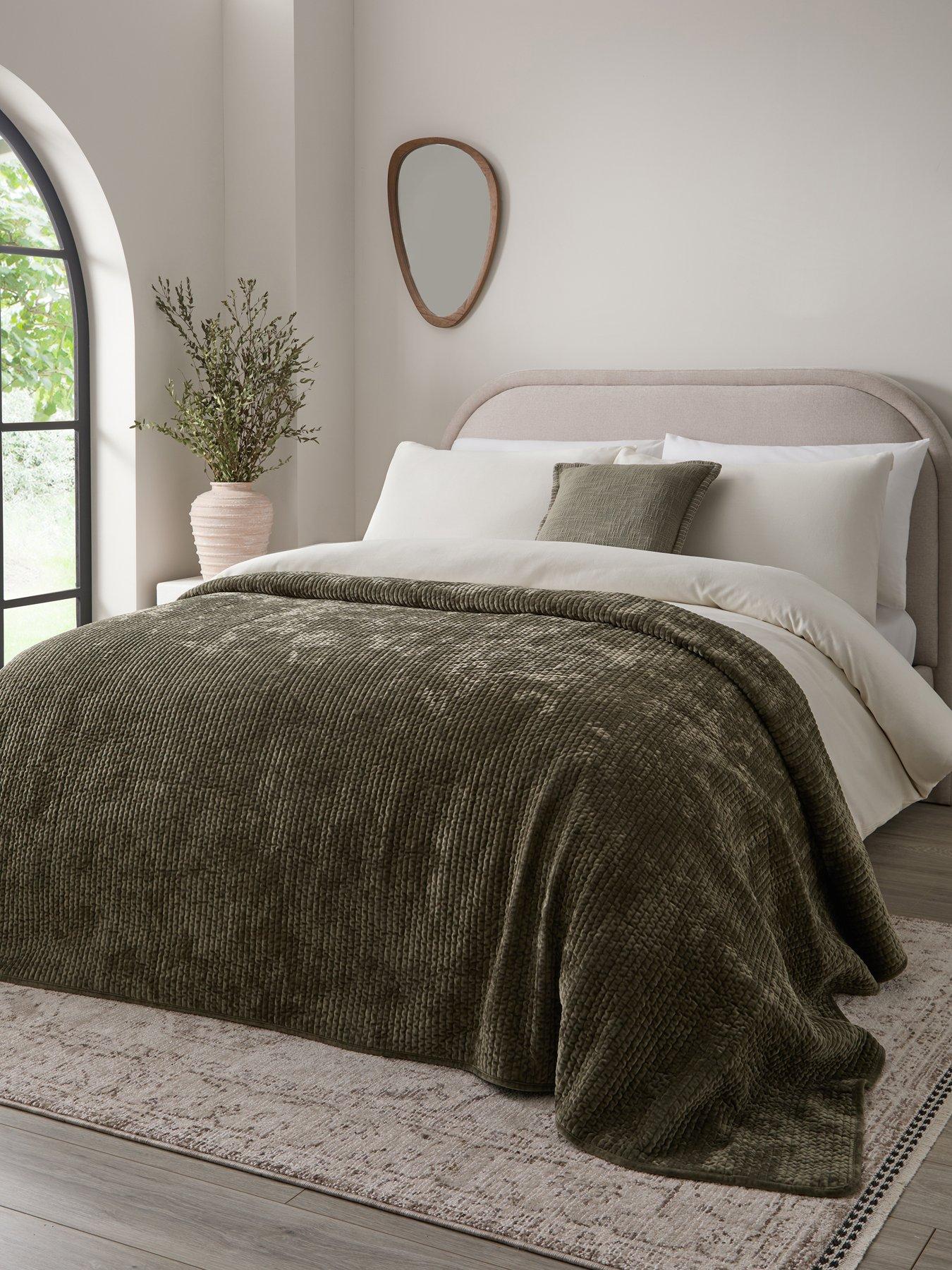 the-very-collection-mk-velvet-stripe-bedspread-165x240