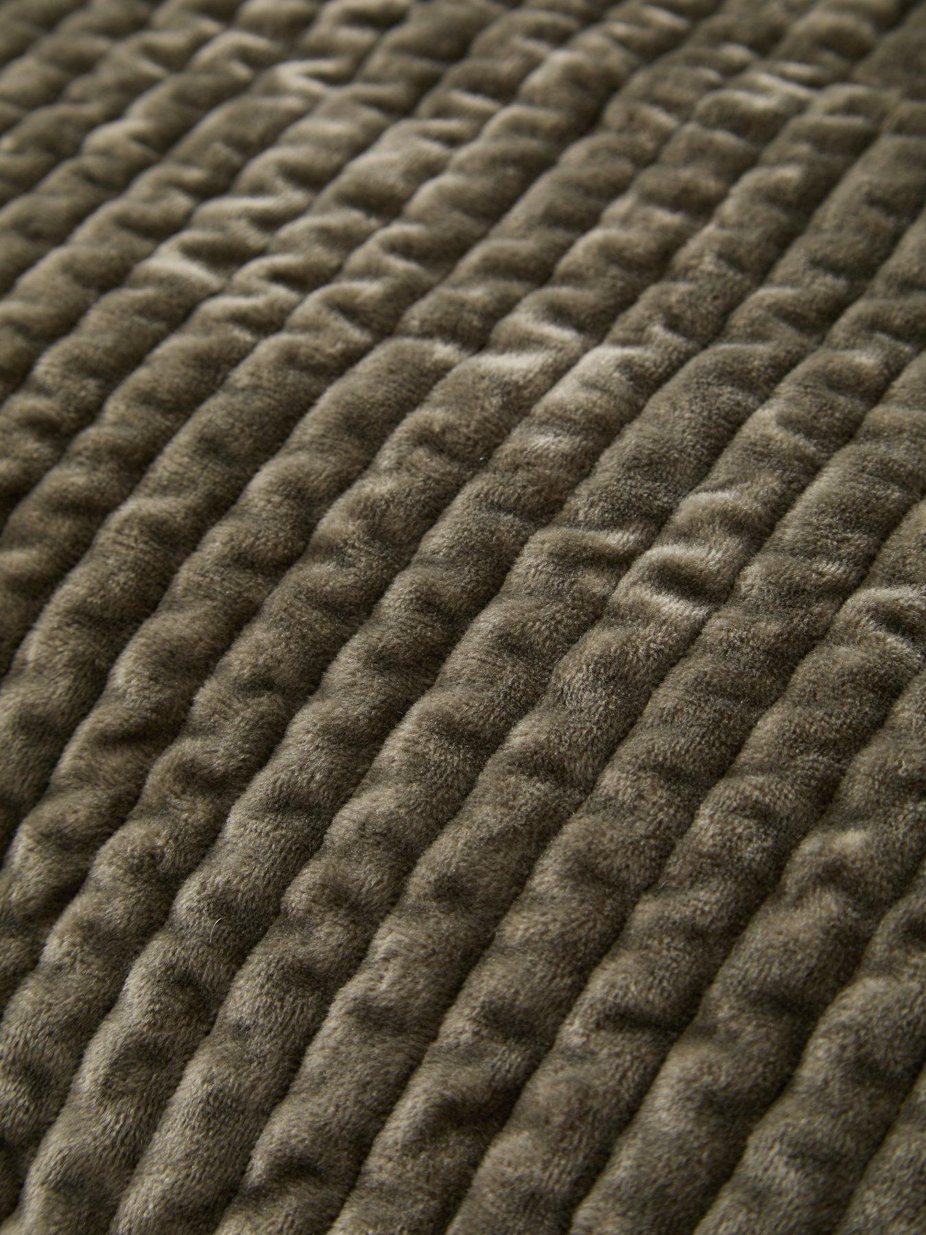 the-very-collection-mk-velvet-stripe-bedspread-165x240outfit