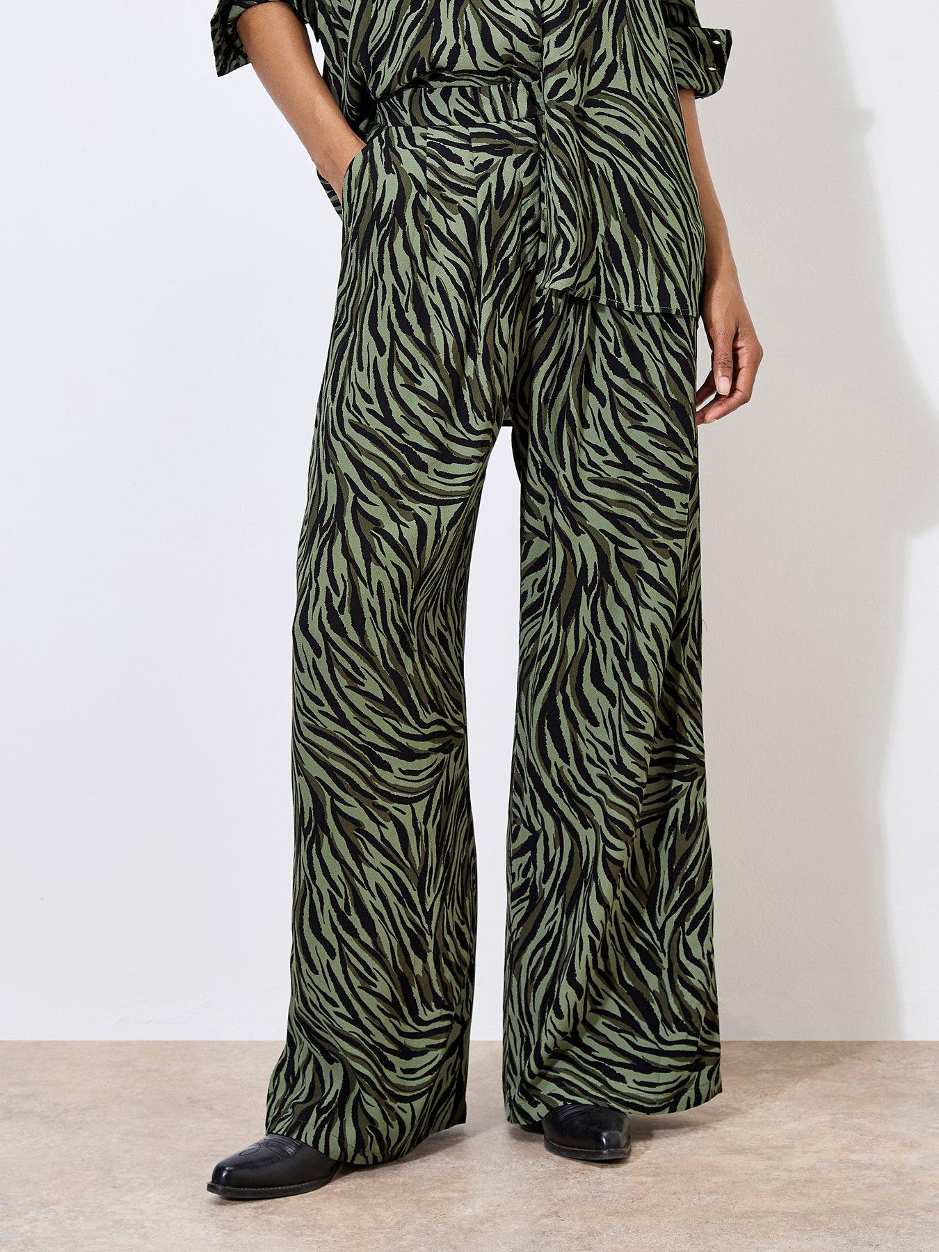 apricot-zebra-wide-leg-printed-trouser-khakioutfit