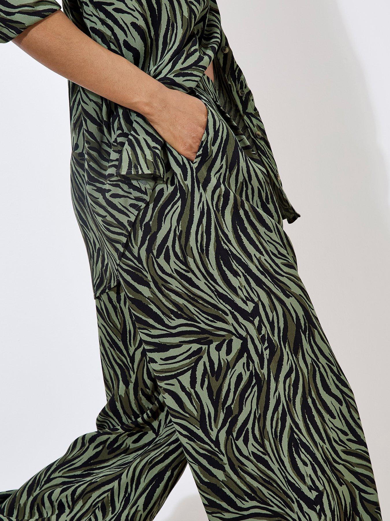 apricot-zebra-wide-leg-printed-trouser-khakidetail