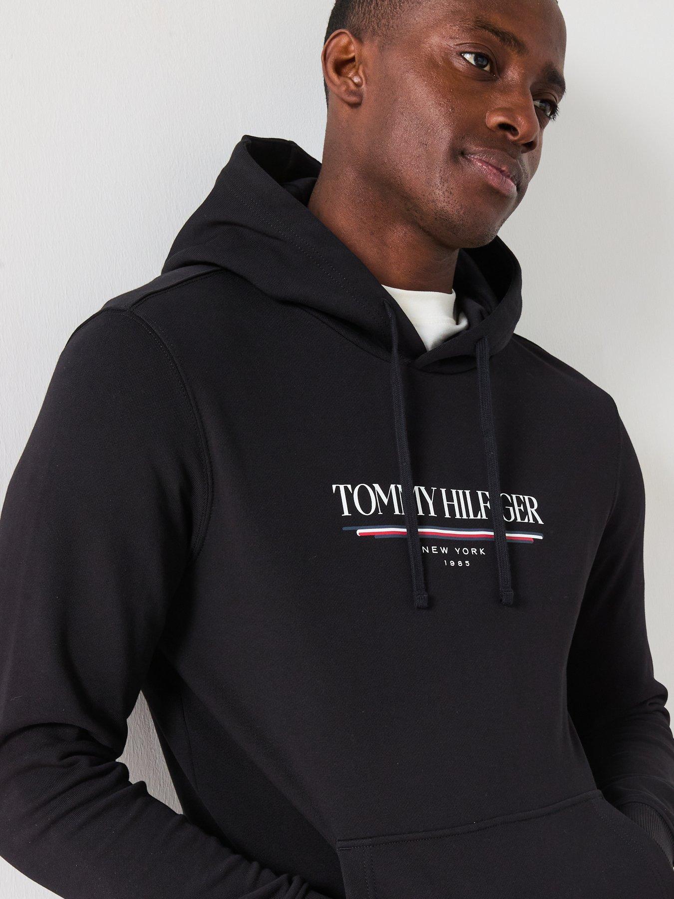 tommy-hilfiger-script-logo-hoodie-blackoutfit