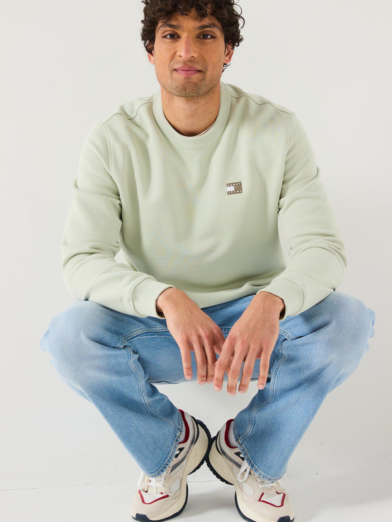 tommy-jeans-regular-fit-badge-crew-sweatshirt-light-greenoutfit