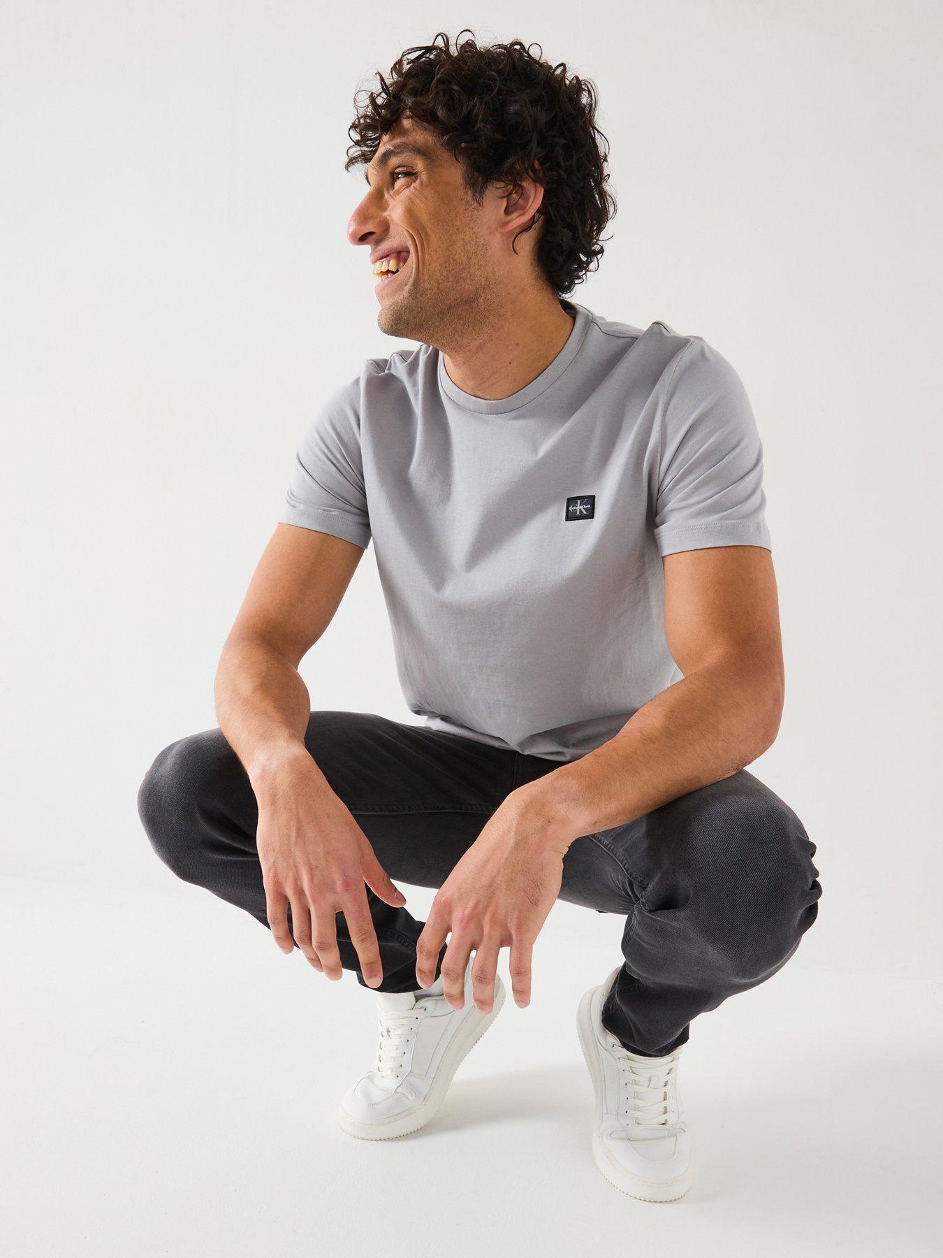 calvin-klein-jeans-left-chest-woven-badge-t-shirt-greyoutfit