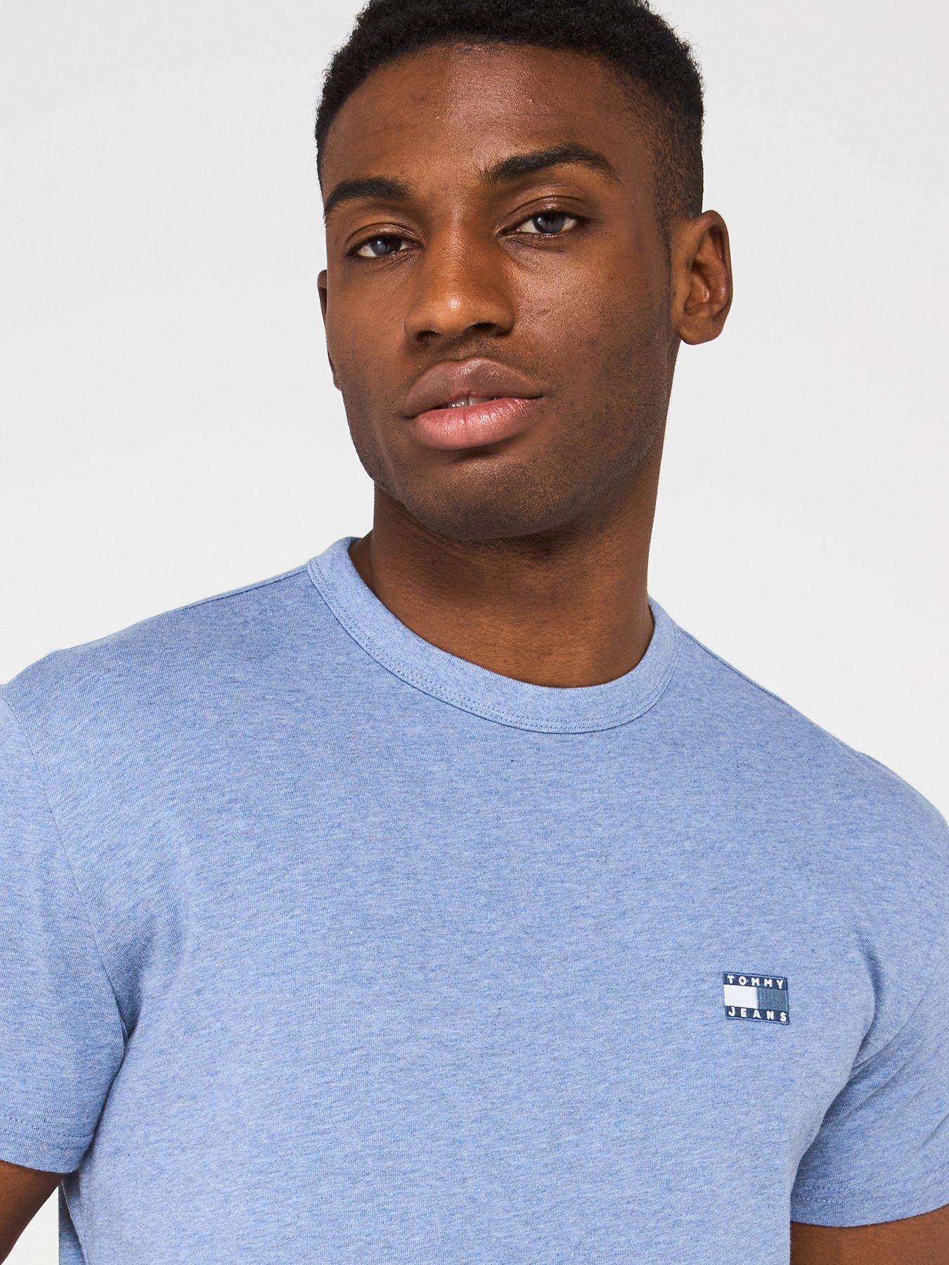 tommy-jeans-regular-fit-badge-t-shirt-light-blueoutfit