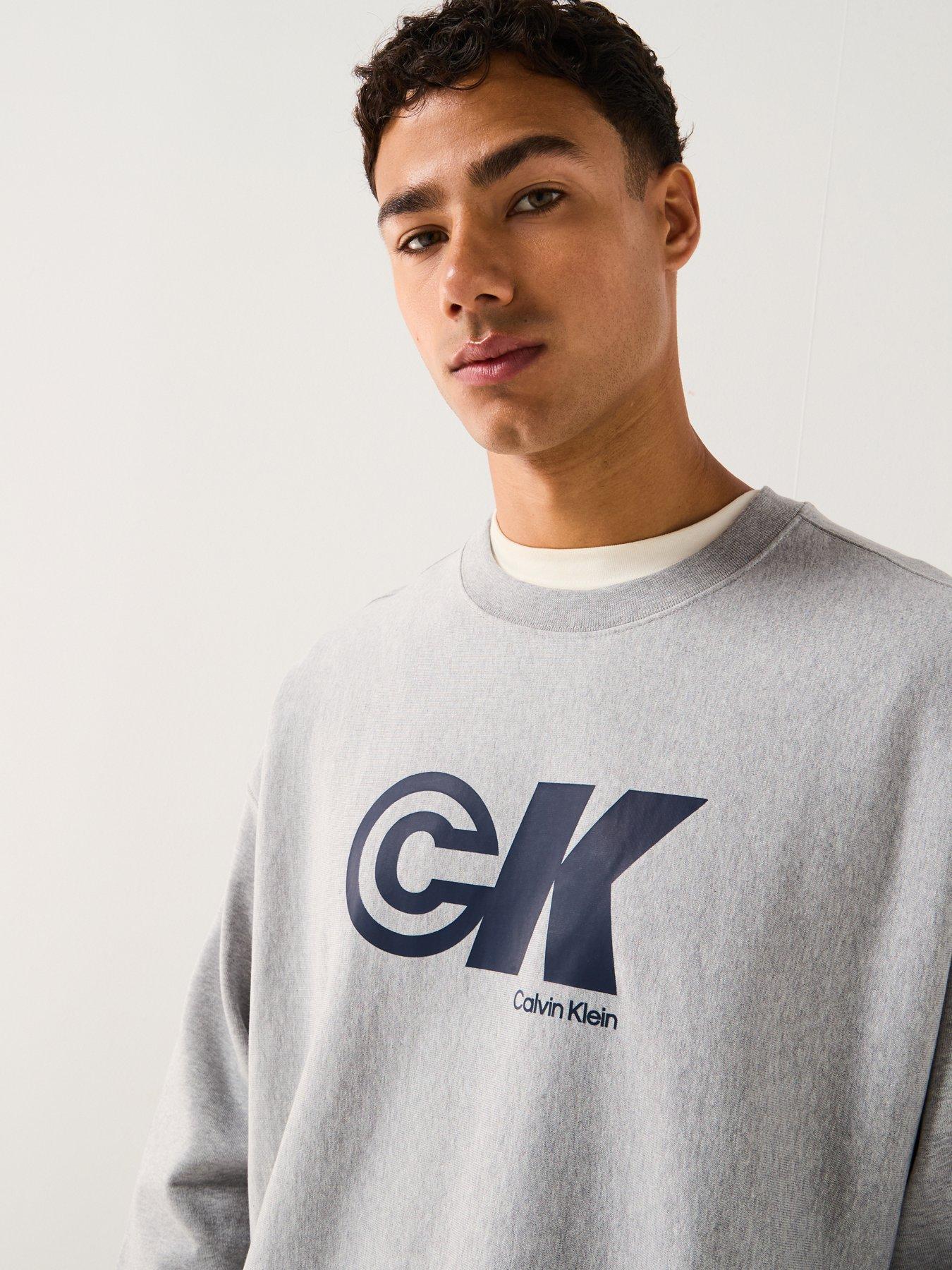 calvin-klein-jeans-premium-logo-graphic-crew-sweatshirt-greyoutfit