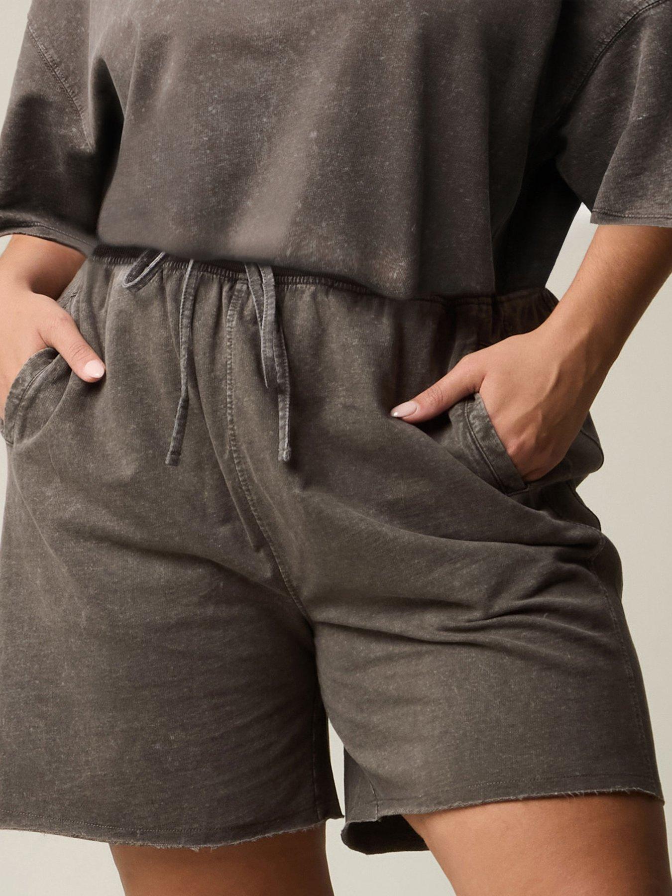 yours-curve-acid-wash-sweat-short-brownoutfit