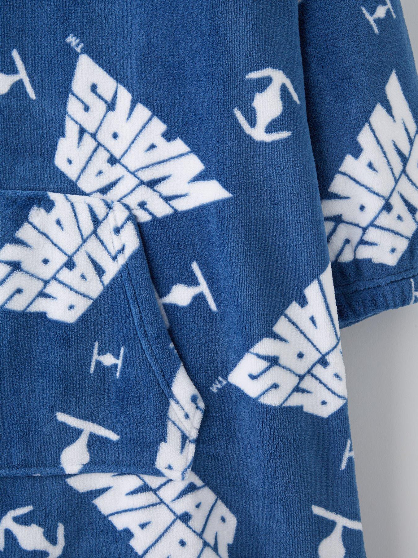 star-wars-fleece-hooded-blanket-blueoutfit