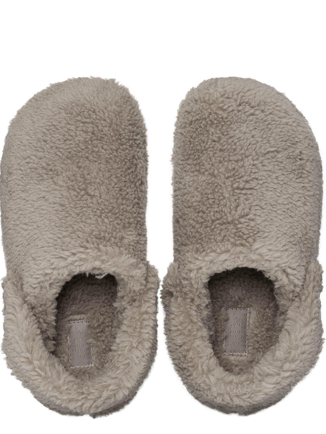 crocs-classic-cozzzy-slipper-brownoutfit