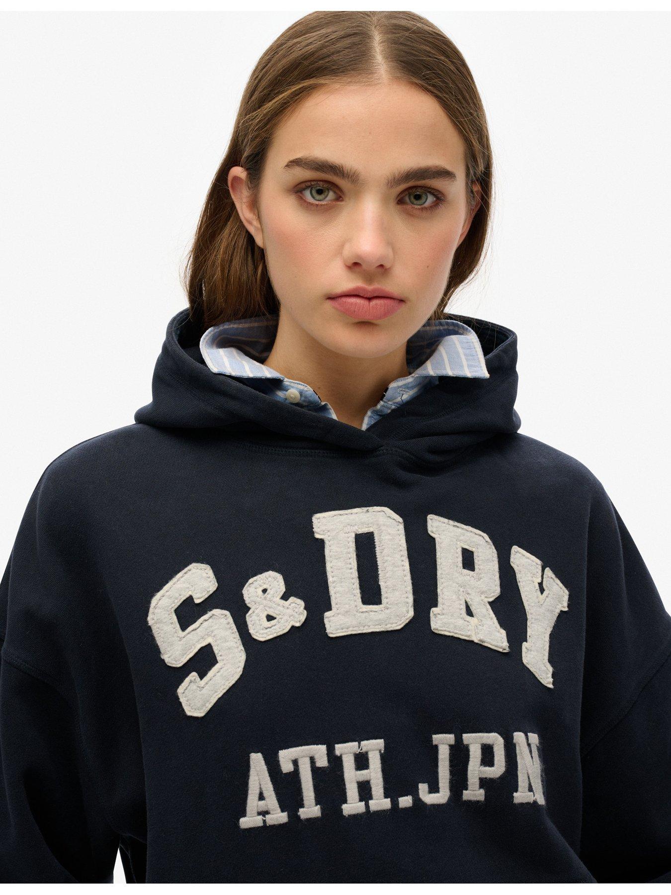 superdry-athletic-essentials-applique-relaxed-hoodie-navyoutfit