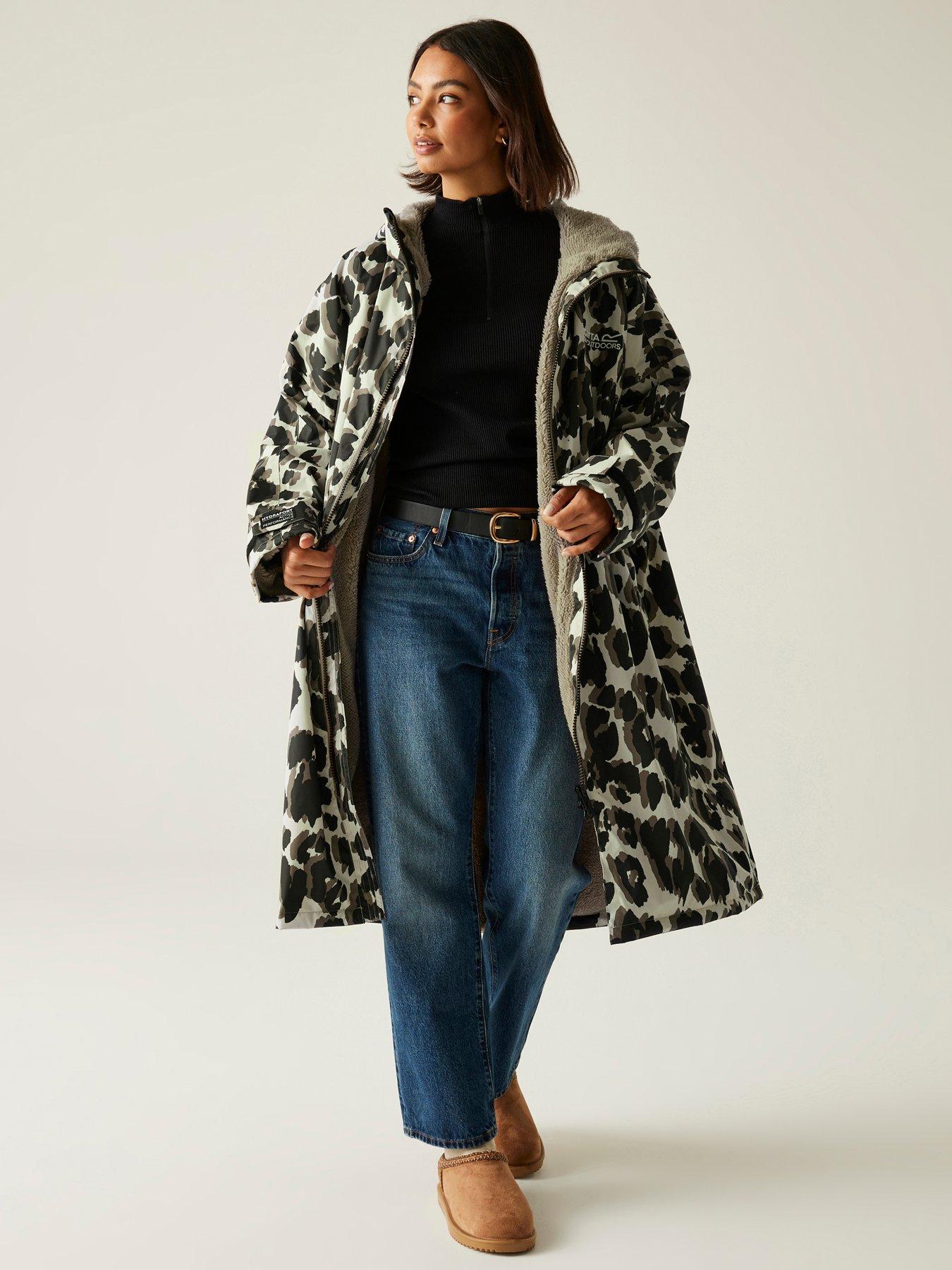 regatta-waterproof-changing-robe-true-leopardstillFront