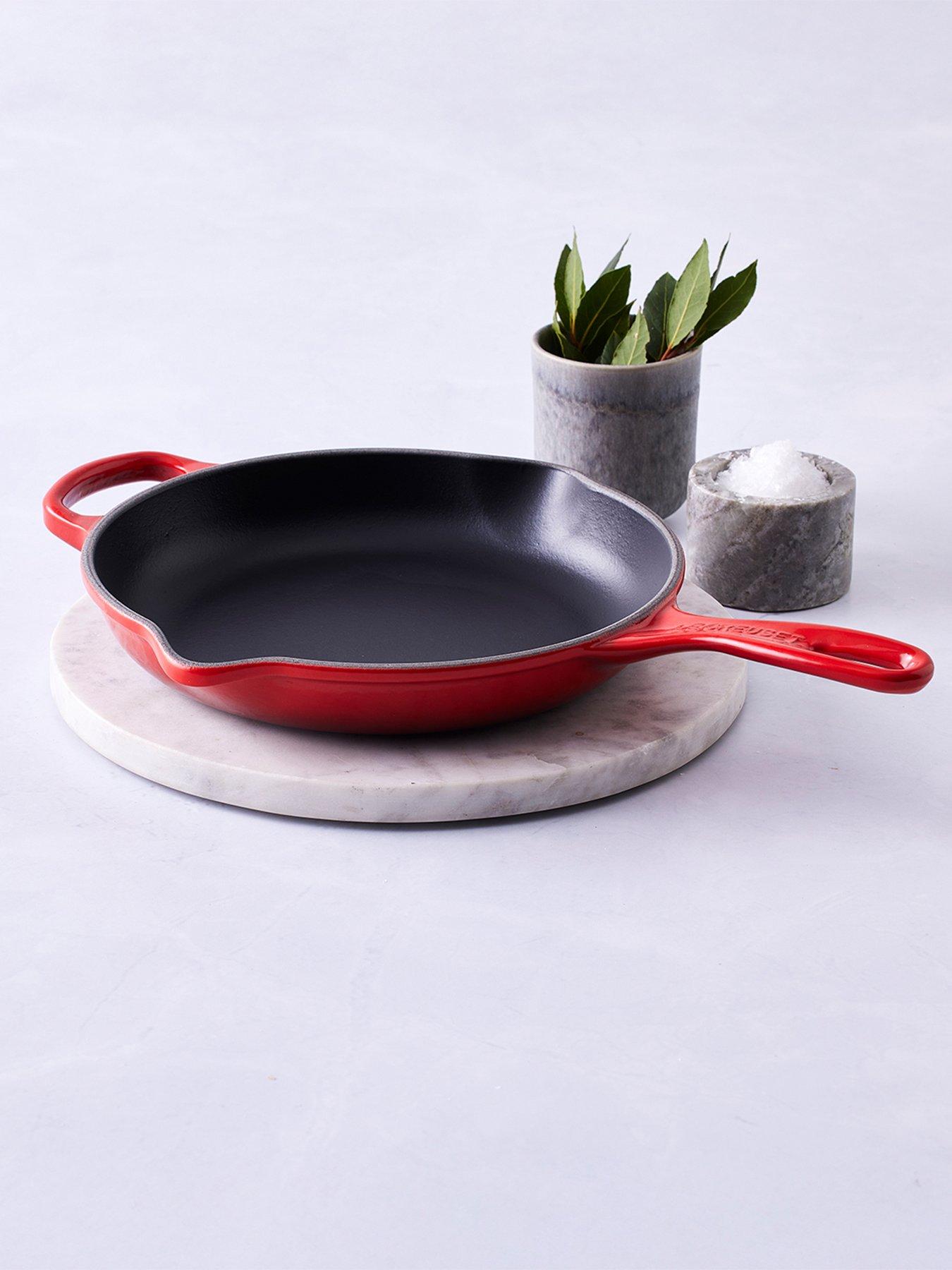 le-creuset-signature-23-cm-cast-iron-skillet