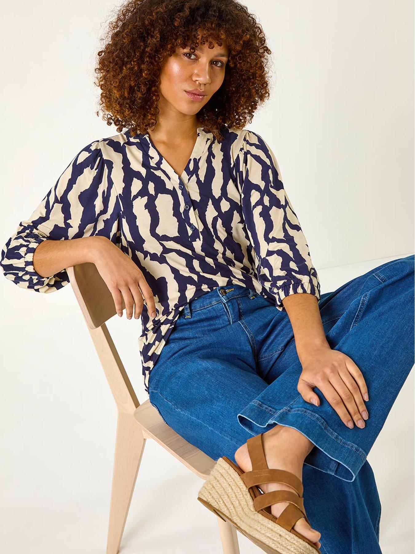 Image 4 of 5 of Roman Mono Abstract Print Top - Navy
