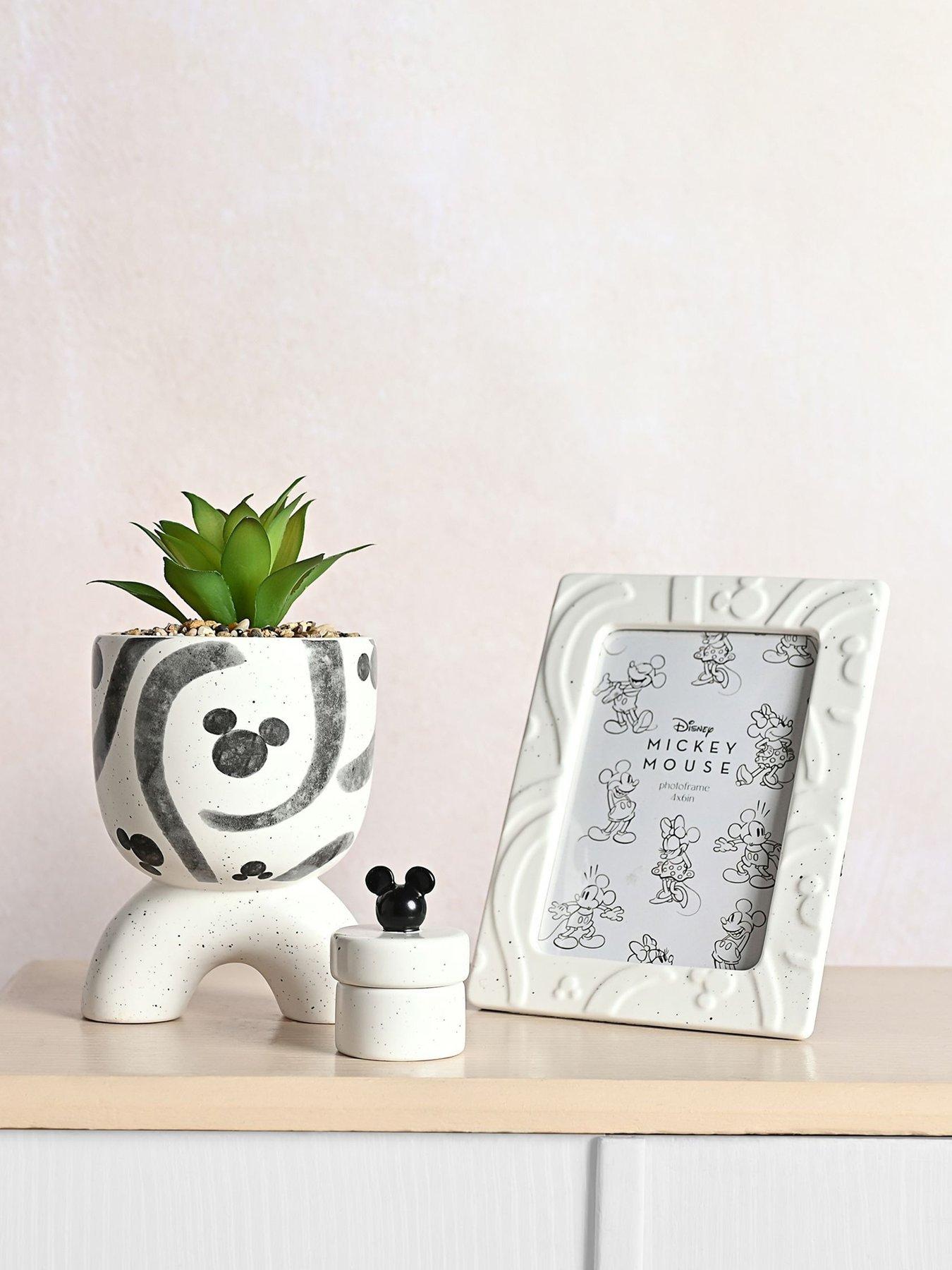 disney-disney-mickey-shapes-embossed-photo-frame-4-x-6detail