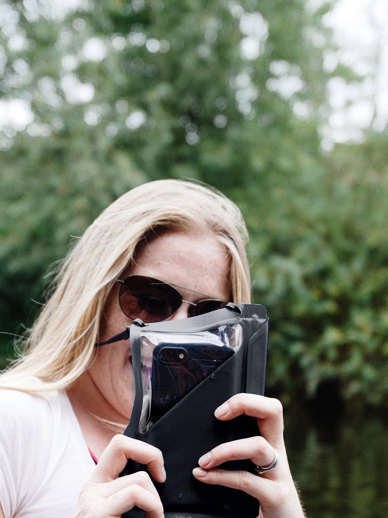 lifeventure-waterproof-phone-case-plus-greydetail