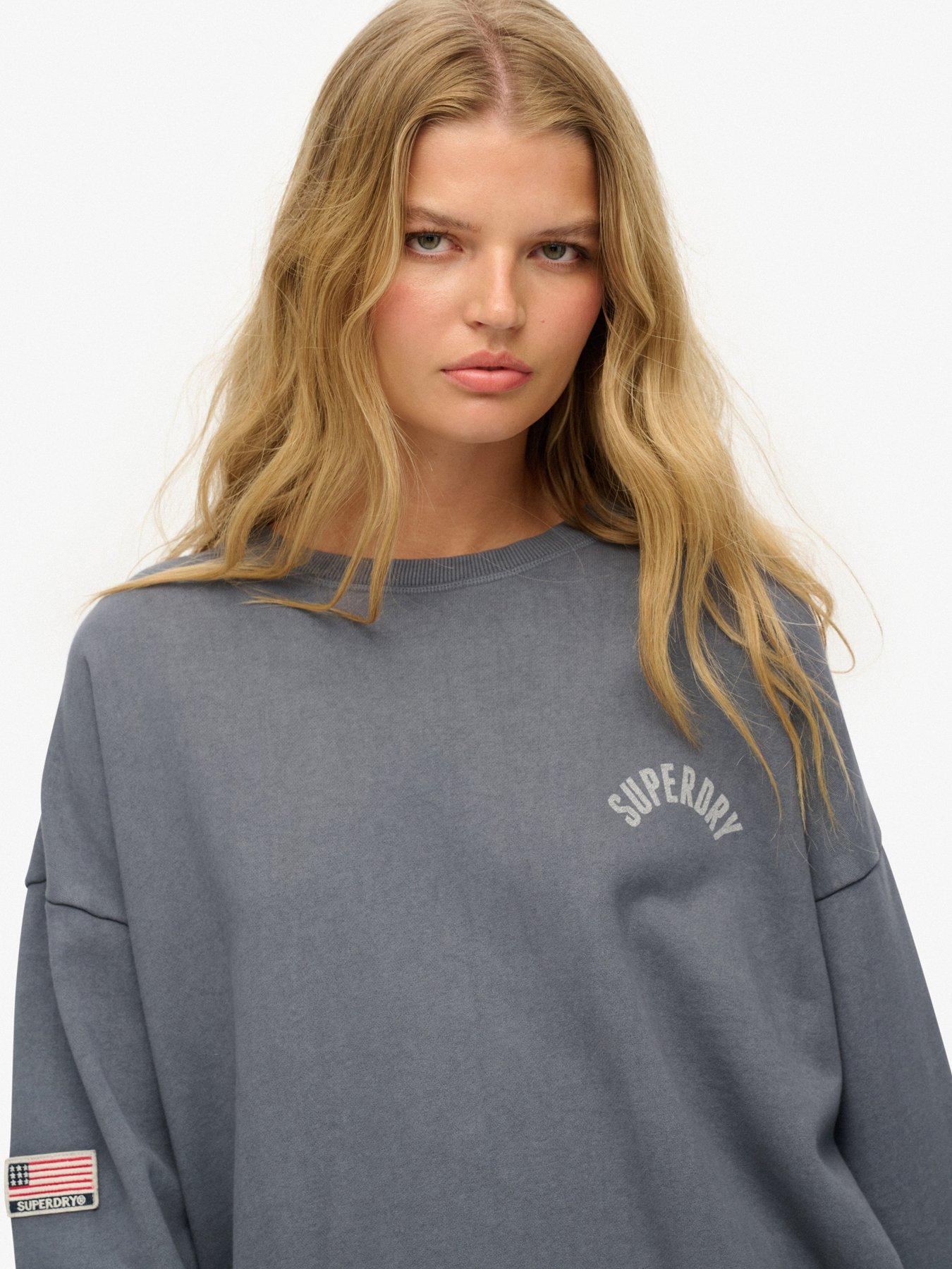 superdry-athletic-essentials-printed-crew-sweatshirt-multioutfit