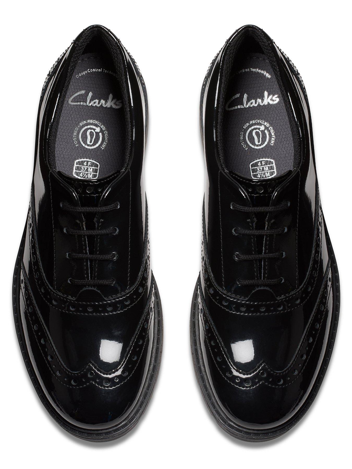 clarks-loxham-broguenbspyouthnbsp--blackoutfit