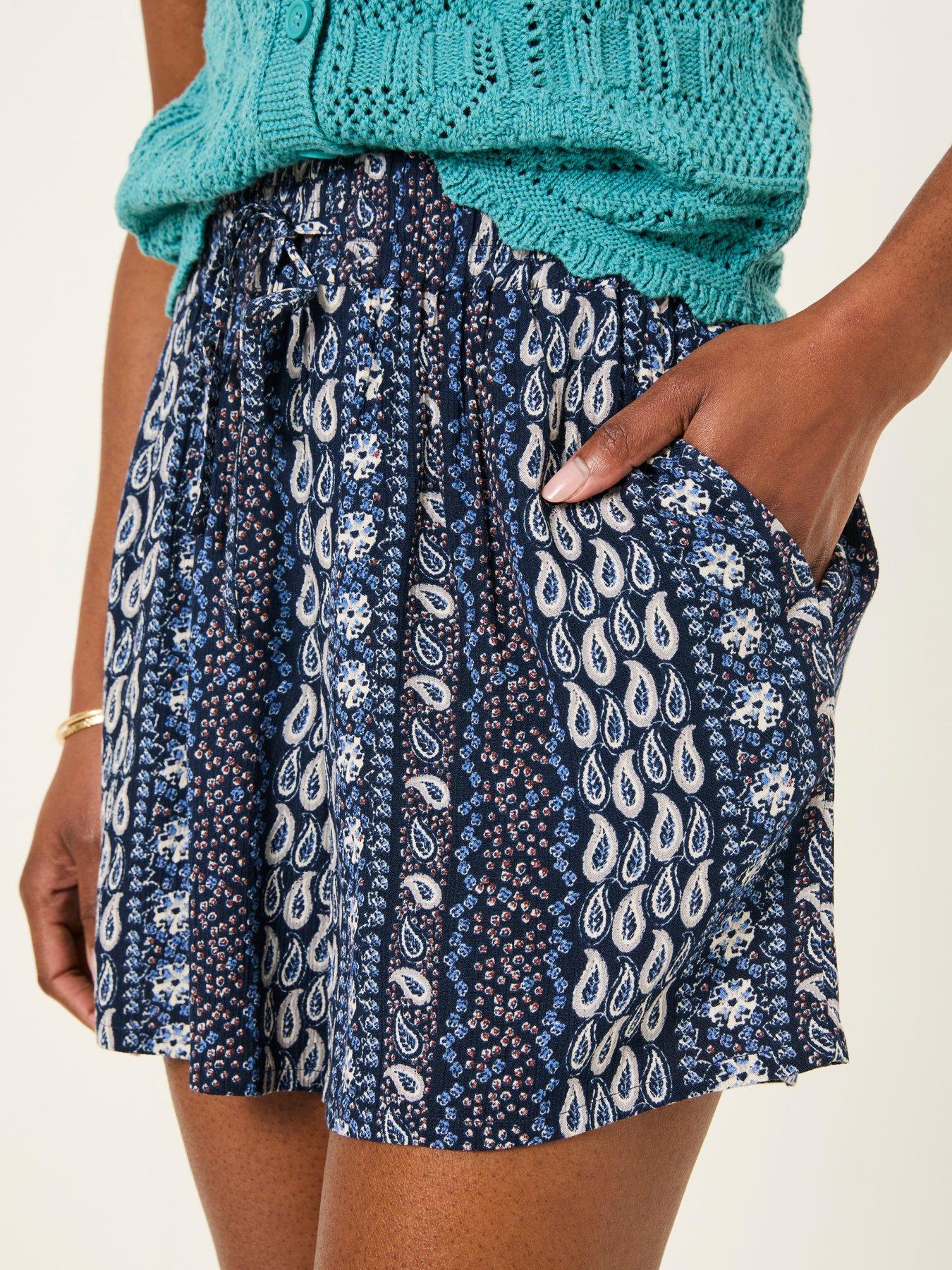 fatface-flippy-paisley-shorts-blueoutfit