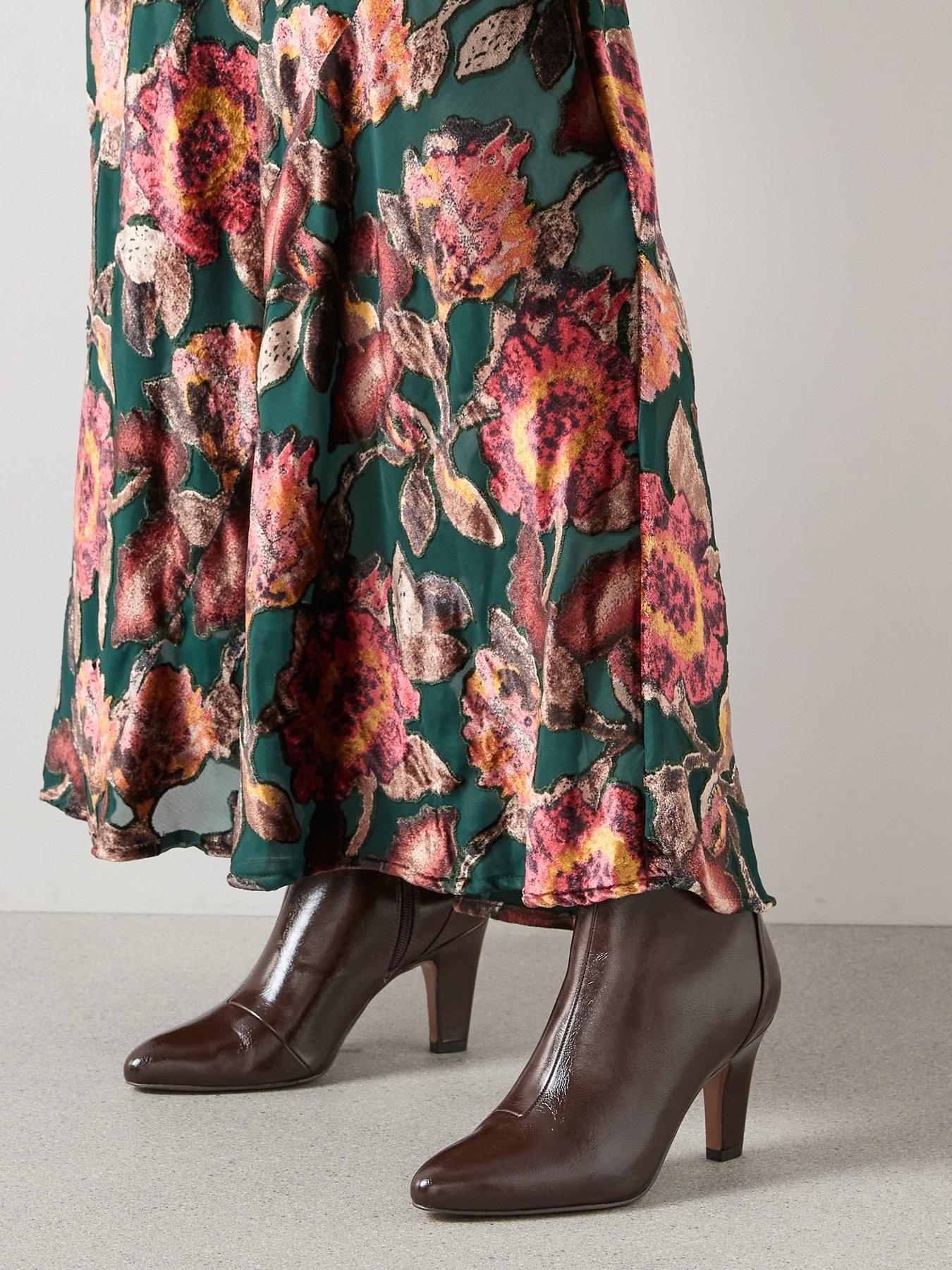 the-very-collection-round-toe-ankle-boots-brown