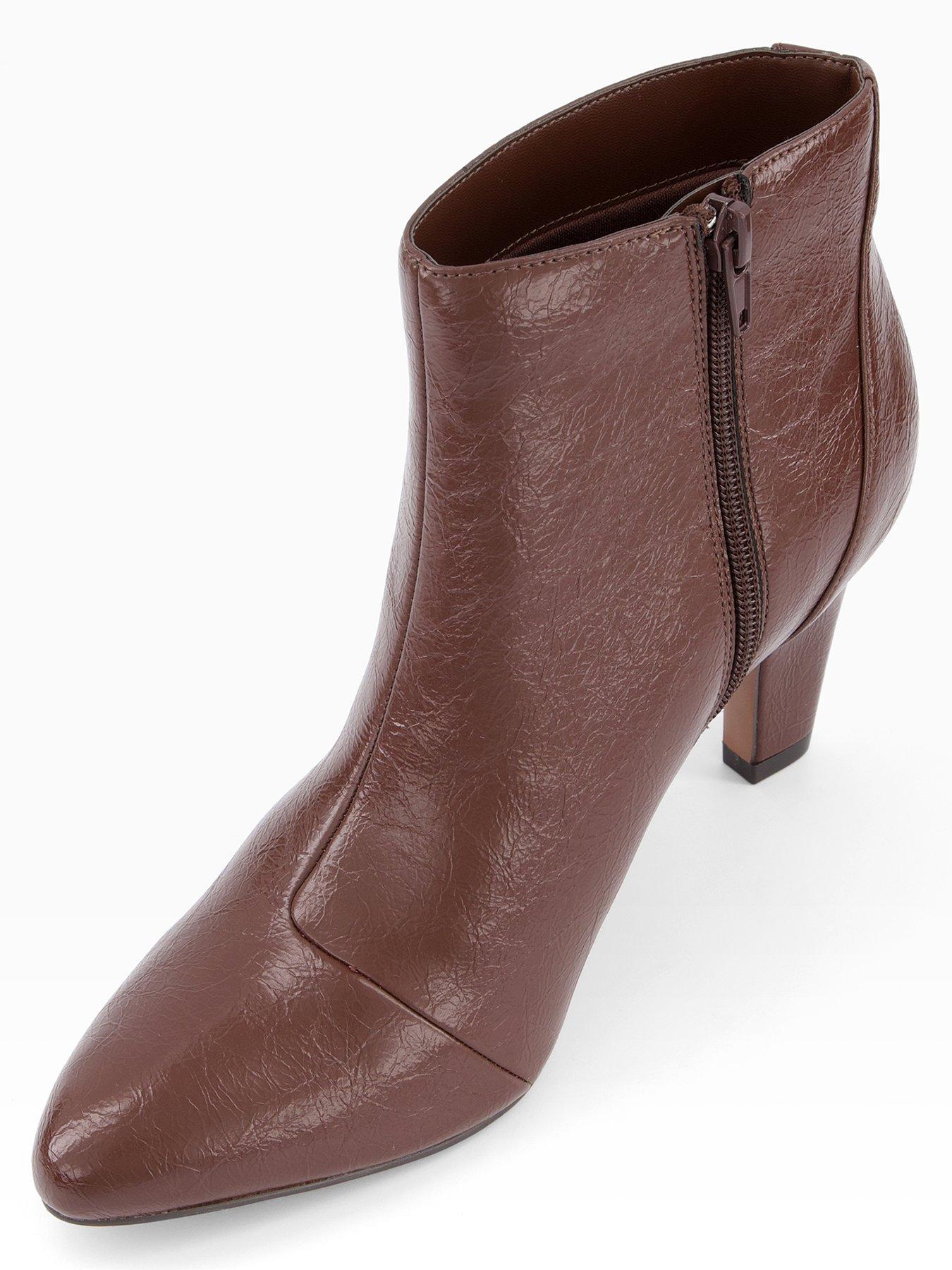 the-very-collection-round-toe-ankle-boots-browndetail