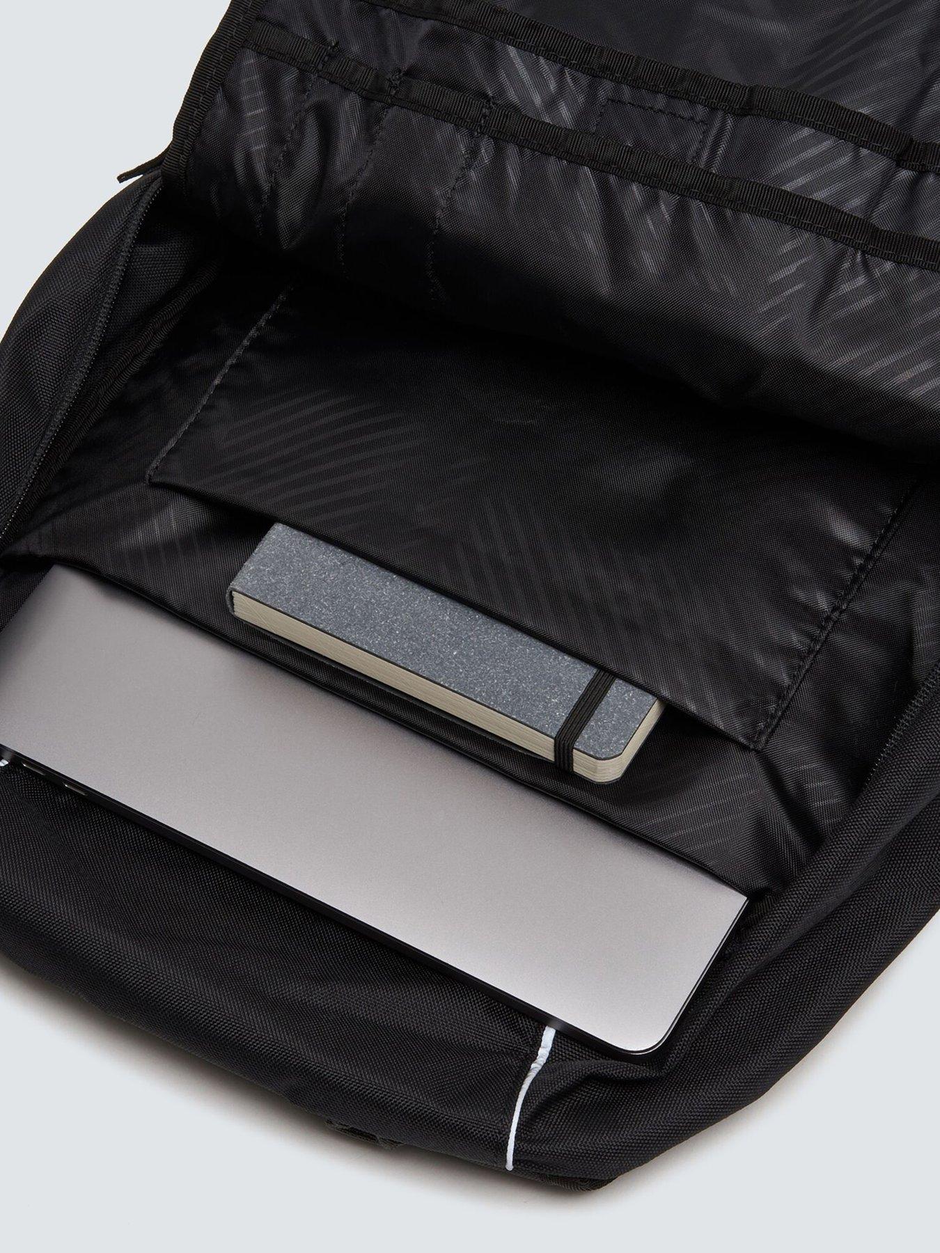 oakley-mens-enduro-20l-30-backpack-blackoutfit