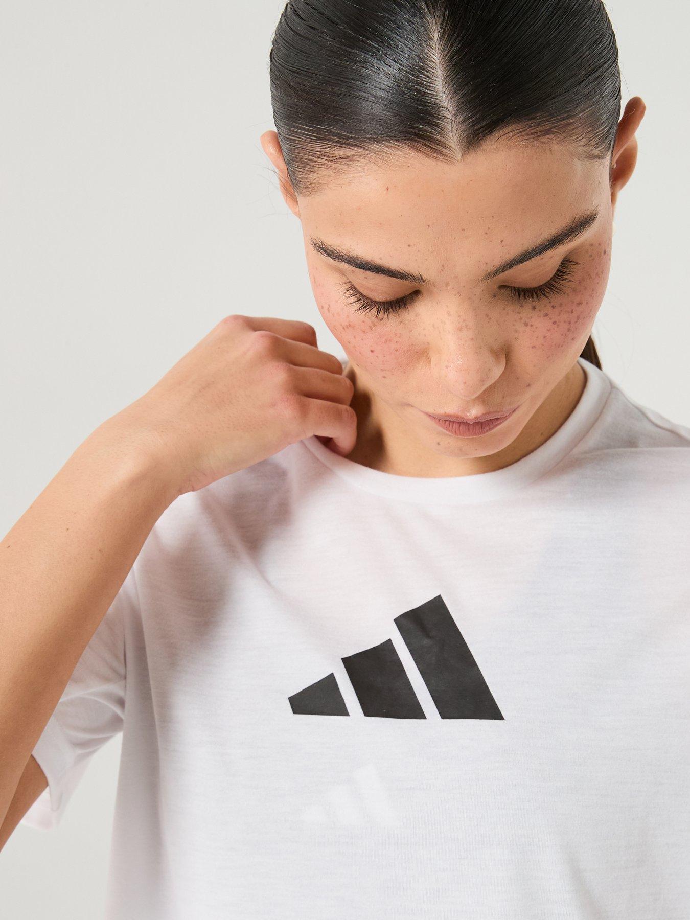 adidas-womens-training-essentials-logo-t-shirt-whiteoutfit