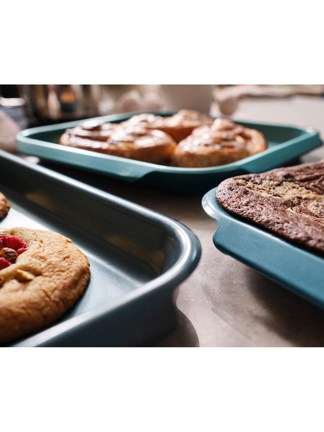 Image 3 of 7 of Joseph Joseph Nest Bake Non Stick 3 Piece Baking Tray Set