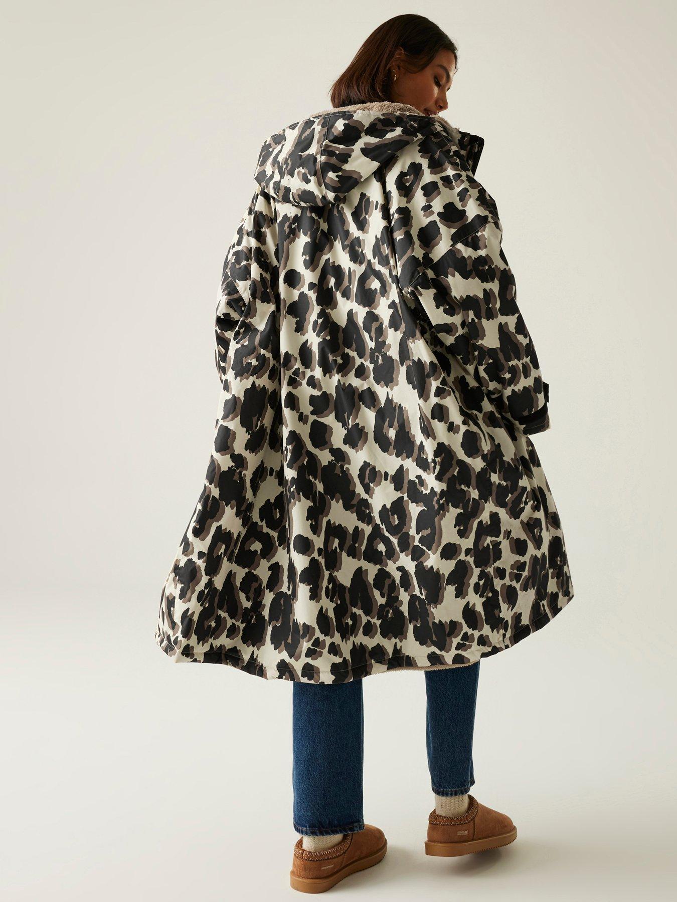 regatta-womens-waterproof-changing-robe-leopard-printstillFront